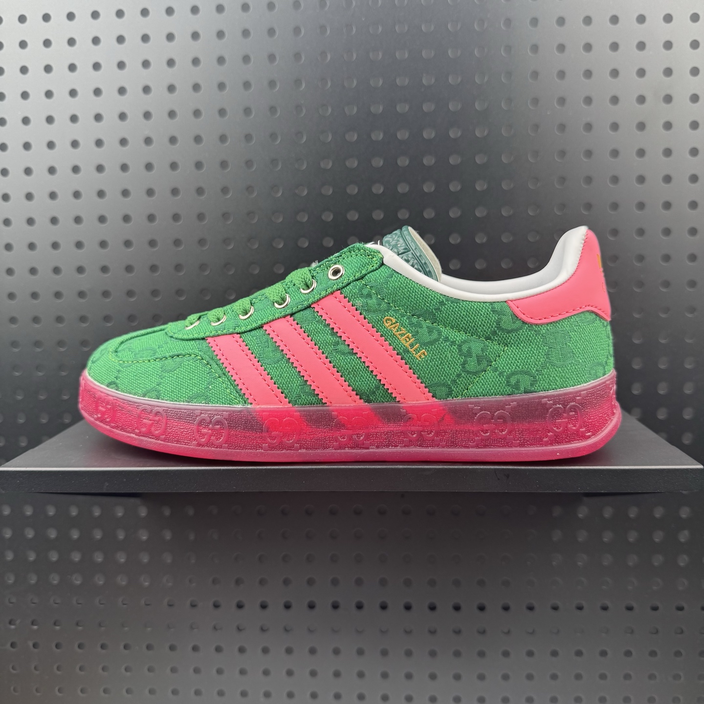 💰100
✅Adidas x GUCCI 重磅联名 三叶草logo与标志性三条杆为设计元素 将其与独属于的GUCCI 双方选择adidas originals经典鞋型 Gazalle为蓝本，生胶鞋底搭载三叶草和GUCCI logo，蟒蛇纹、绒面、麂皮等材质纹理覆盖在鞋面上，将奢华复古与运动风相结合却不显违和感。三条杆的德训鞋今年也是要继续走俏
货号：737966 FAAW3 3746
码数：36 36.5 37.5 38.5 39 40 40.5 41 42 42.5 43 44 44.5 45(24)