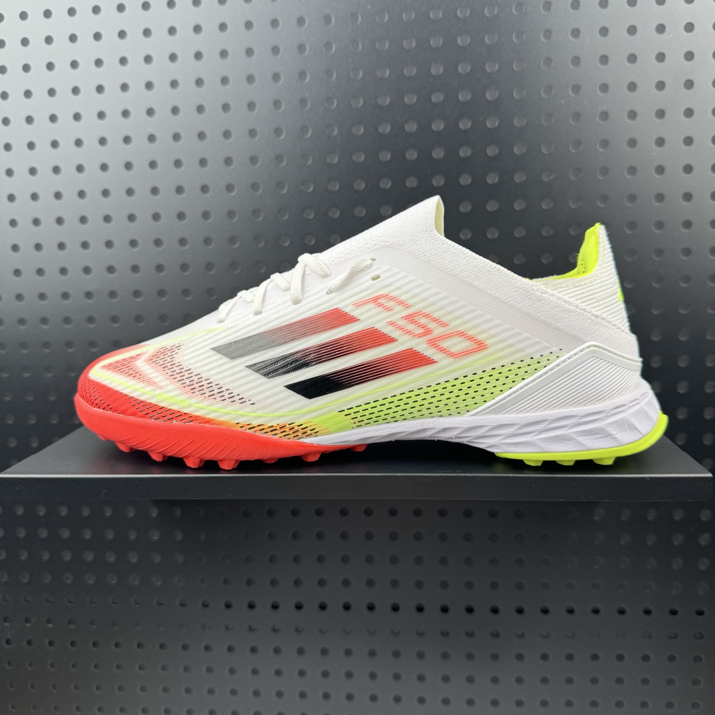 adidas F50 League 舒适百搭 耐磨 足球鞋 男女同款 白红色 货号:IE1234 (24)
