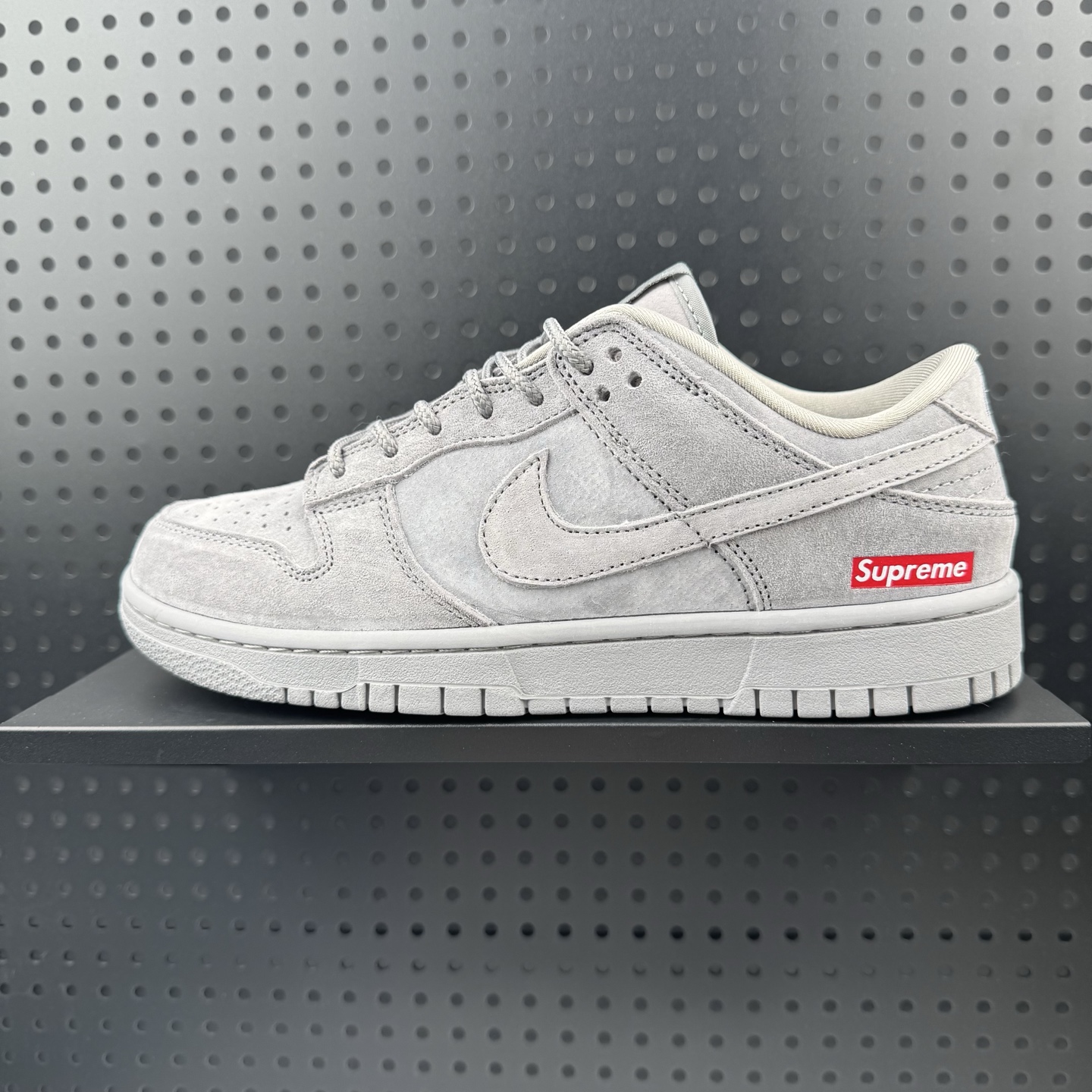 NIKE DUNK SB LOW 3411全新配色 supreme联名 定制Dunk SB顾名思义,具有经典的Dunk血缘,又注入了更多的时尚元素.相较于普通的Dunk滑板鞋,改良版的Dunk SB加厚了鞋舌的填充,使舒适性大大提升,同时也更方便穿脱;中底部分则加入了脚感柔软舒适Zoom Air气垫,有效吸收滑板等极限运动在落地时带来的冲击力,为街头运动者们提供更好的保护 货号:DD1988 003 (32)