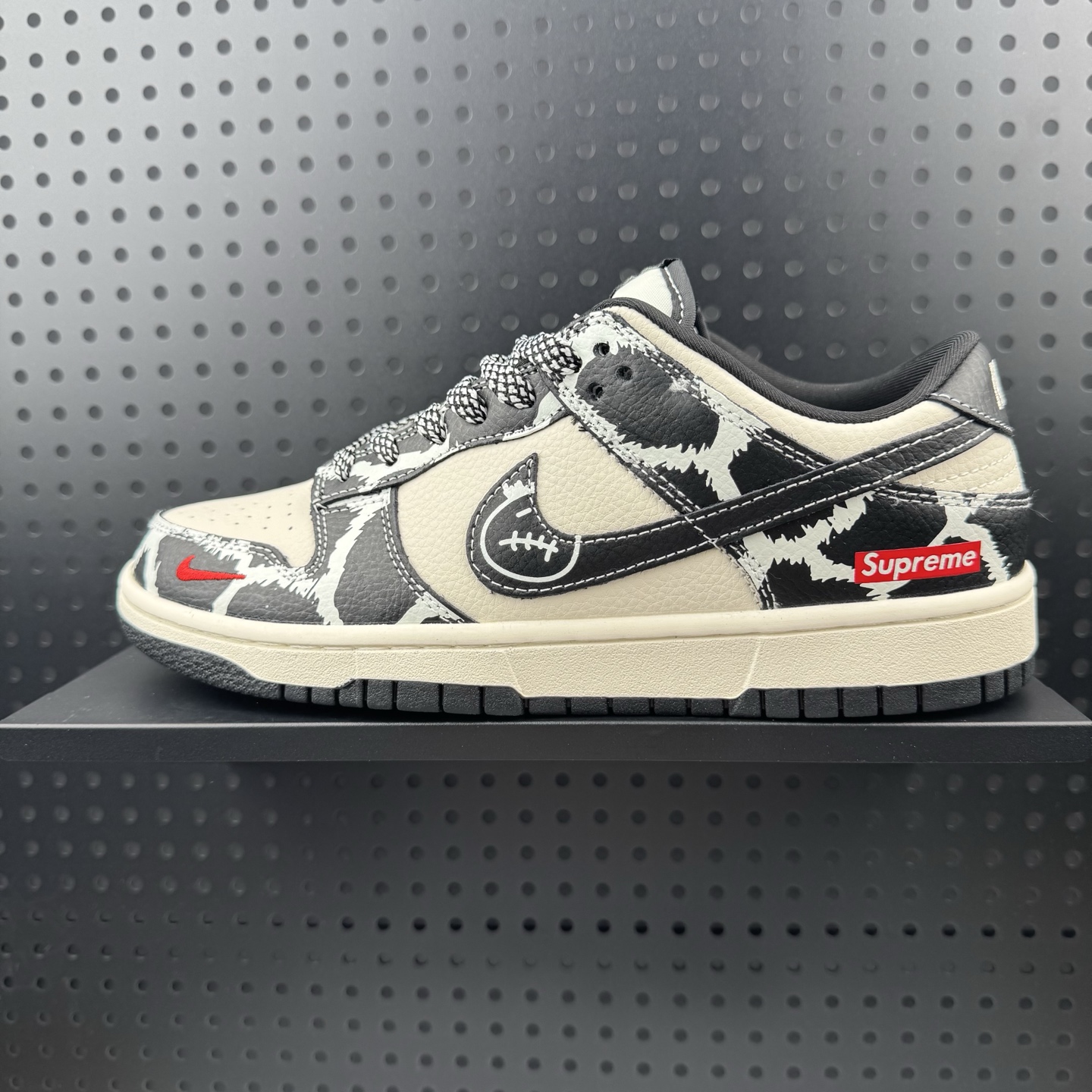 💰240
✅Nike SB Dunk Low “Supreme联名——鬼脸米黑奶牛” 高端定制 低帮休闲板鞋 定制鞋盒 大厂纯原品质出货 超高清洁度 皮料切割干净无任何毛边 细节完美
货号：SJ8888-005
Size：36 36.5 37.5 38 38.5 39 40 40.5 41 42 42.5 43 44 44.5 45(32)