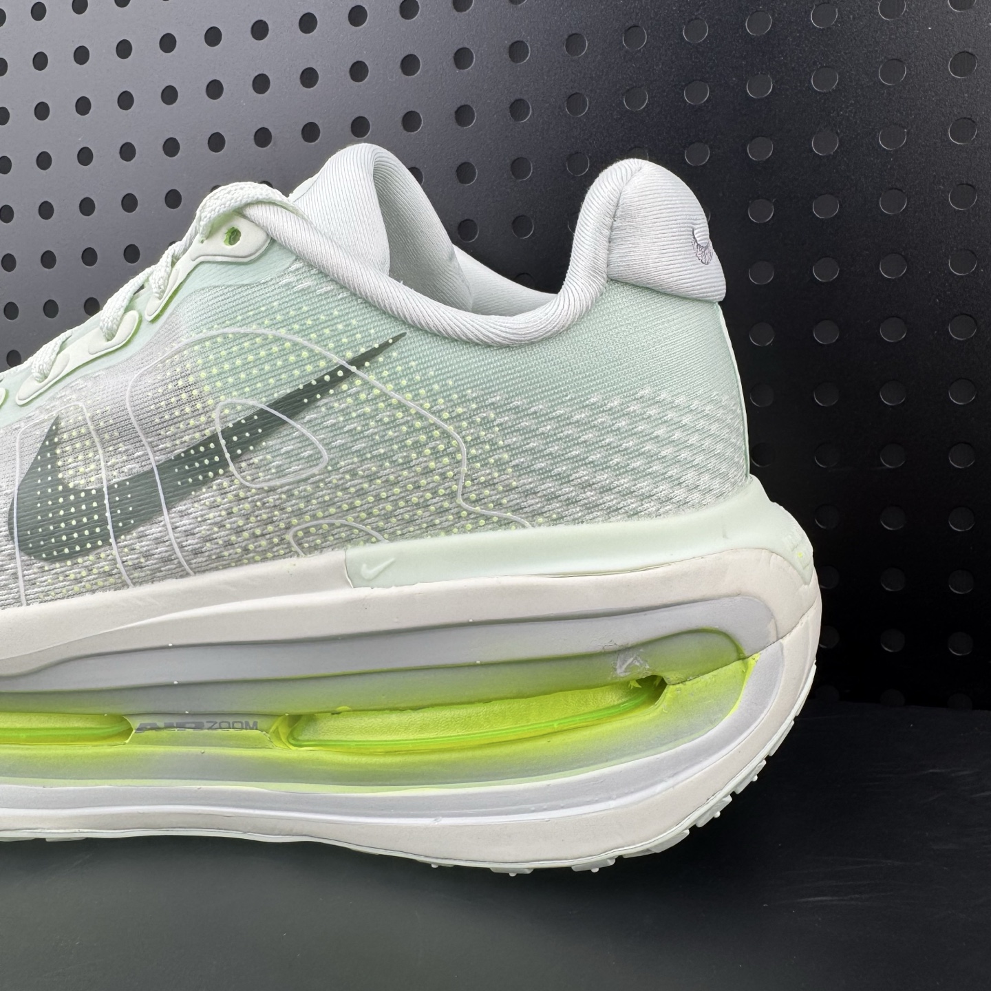 NIKE ZOOM PREMIUM 运动休闲跑鞋 耐克双层厚底 座为耐克的“顶缓”系列,Vomero Premium上脚后的第一感受就是软弹到位, 底部缓震很不错 跑步时鞋底触底有种回升的弹力不伤 货号:HQ2050 300 (08)