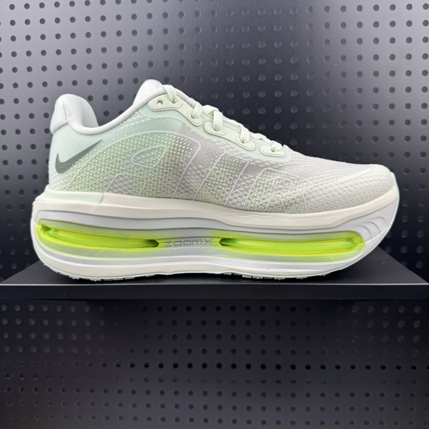 NIKE ZOOM PREMIUM 运动休闲跑鞋 耐克双层厚底 座为耐克的“顶缓”系列,Vomero Premium上脚后的第一感受就是软弹到位, 底部缓震很不错 跑步时鞋底触底有种回升的弹力不伤 货号:HQ2050 300 (08)