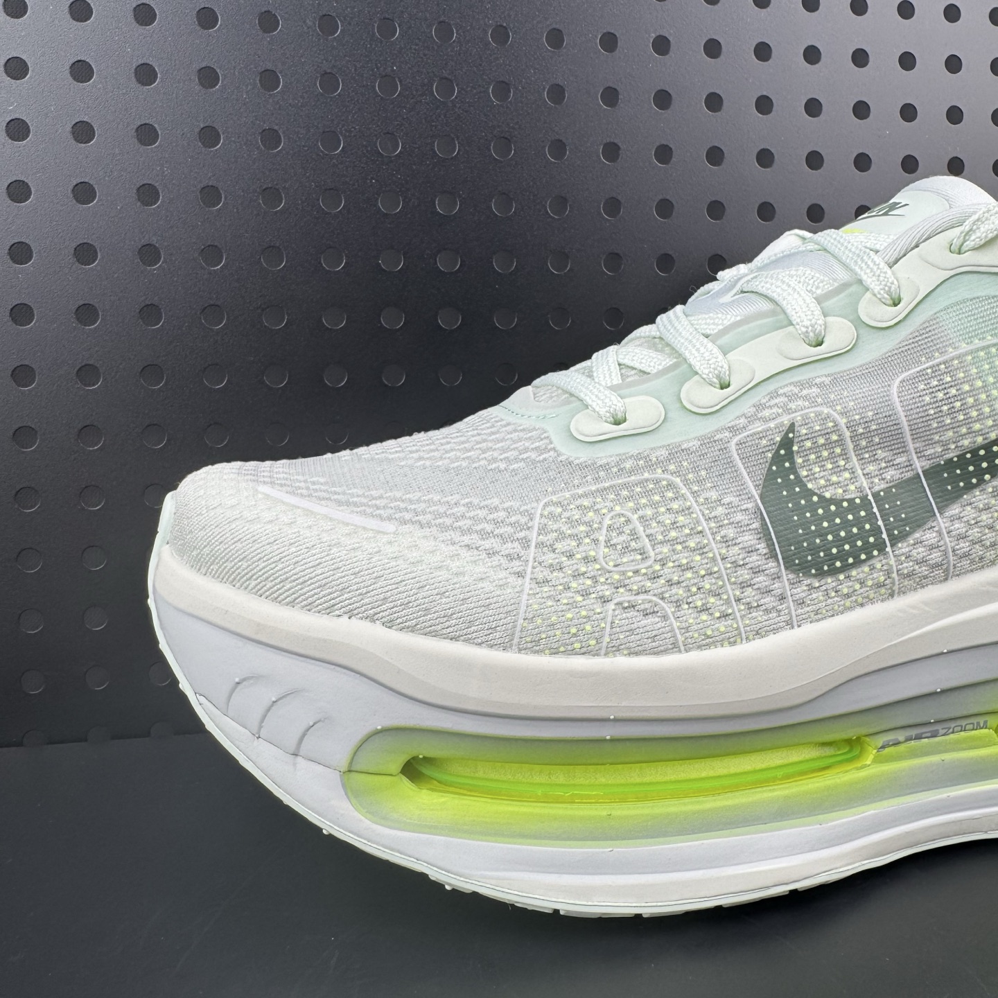 NIKE ZOOM PREMIUM 运动休闲跑鞋 耐克双层厚底 座为耐克的“顶缓”系列,Vomero Premium上脚后的第一感受就是软弹到位, 底部缓震很不错 跑步时鞋底触底有种回升的弹力不伤 货号:HQ2050 300 (08)