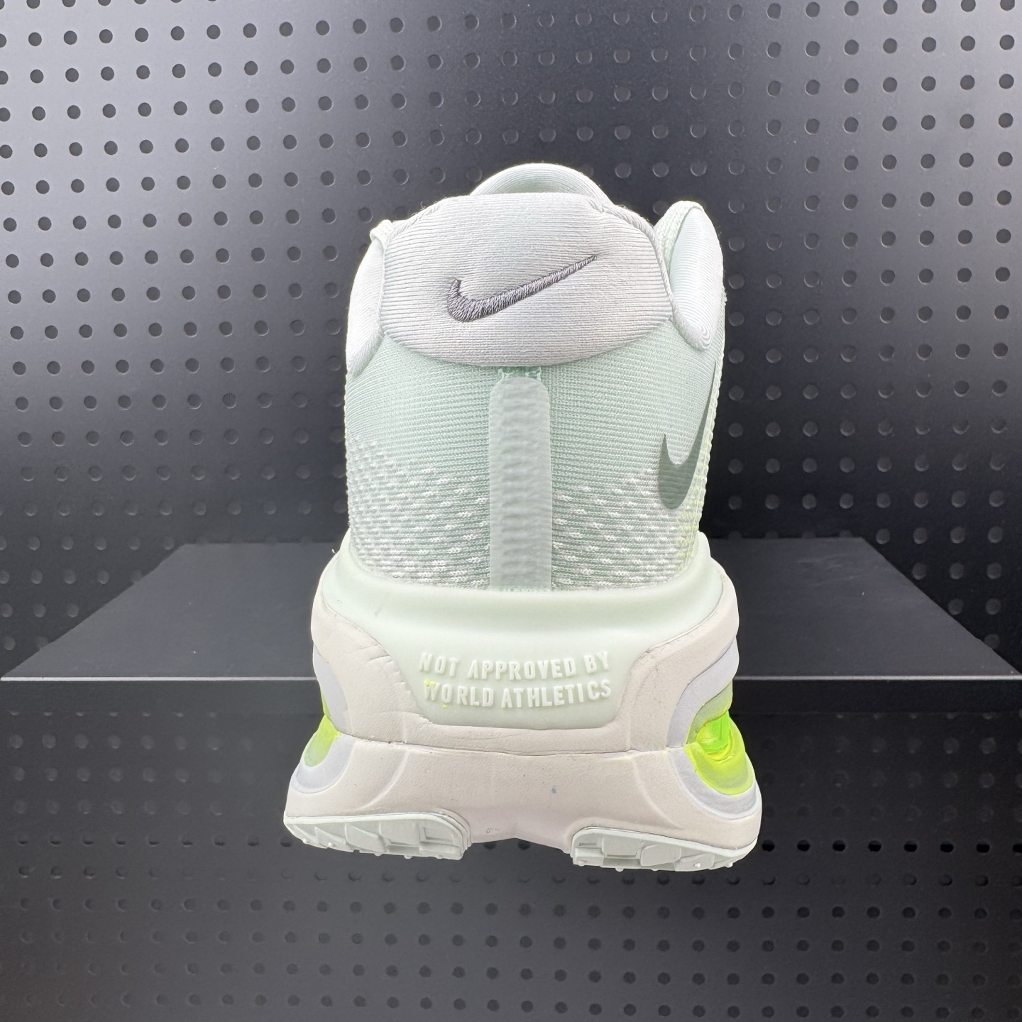 NIKE ZOOM PREMIUM 运动休闲跑鞋 耐克双层厚底 座为耐克的“顶缓”系列,Vomero Premium上脚后的第一感受就是软弹到位, 底部缓震很不错 跑步时鞋底触底有种回升的弹力不伤 货号:HQ2050 300 (08)