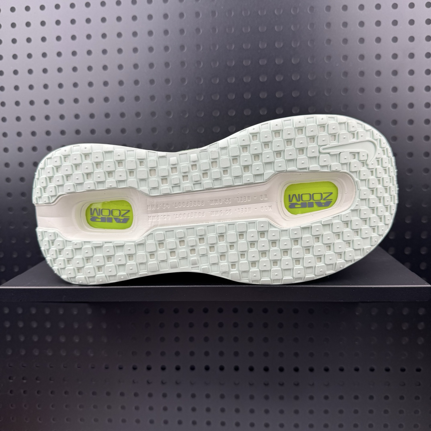 NIKE ZOOM PREMIUM 运动休闲跑鞋 耐克双层厚底 座为耐克的“顶缓”系列,Vomero Premium上脚后的第一感受就是软弹到位, 底部缓震很不错 跑步时鞋底触底有种回升的弹力不伤 货号:HQ2050 300 (08)