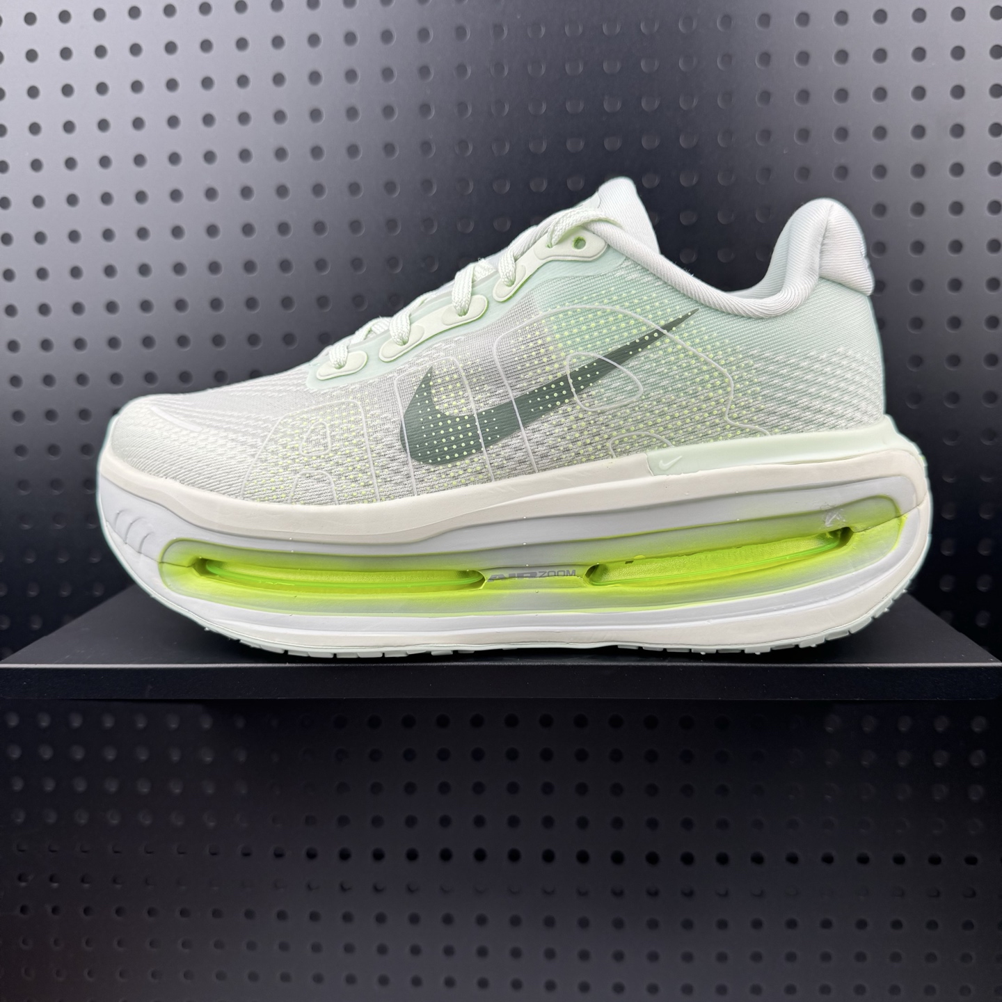 NIKE ZOOM PREMIUM 运动休闲跑鞋 耐克双层厚底 座为耐克的“顶缓”系列,Vomero Premium上脚后的第一感受就是软弹到位, 底部缓震很不错 跑步时鞋底触底有种回升的弹力不伤 货号:HQ2050 300 (08)