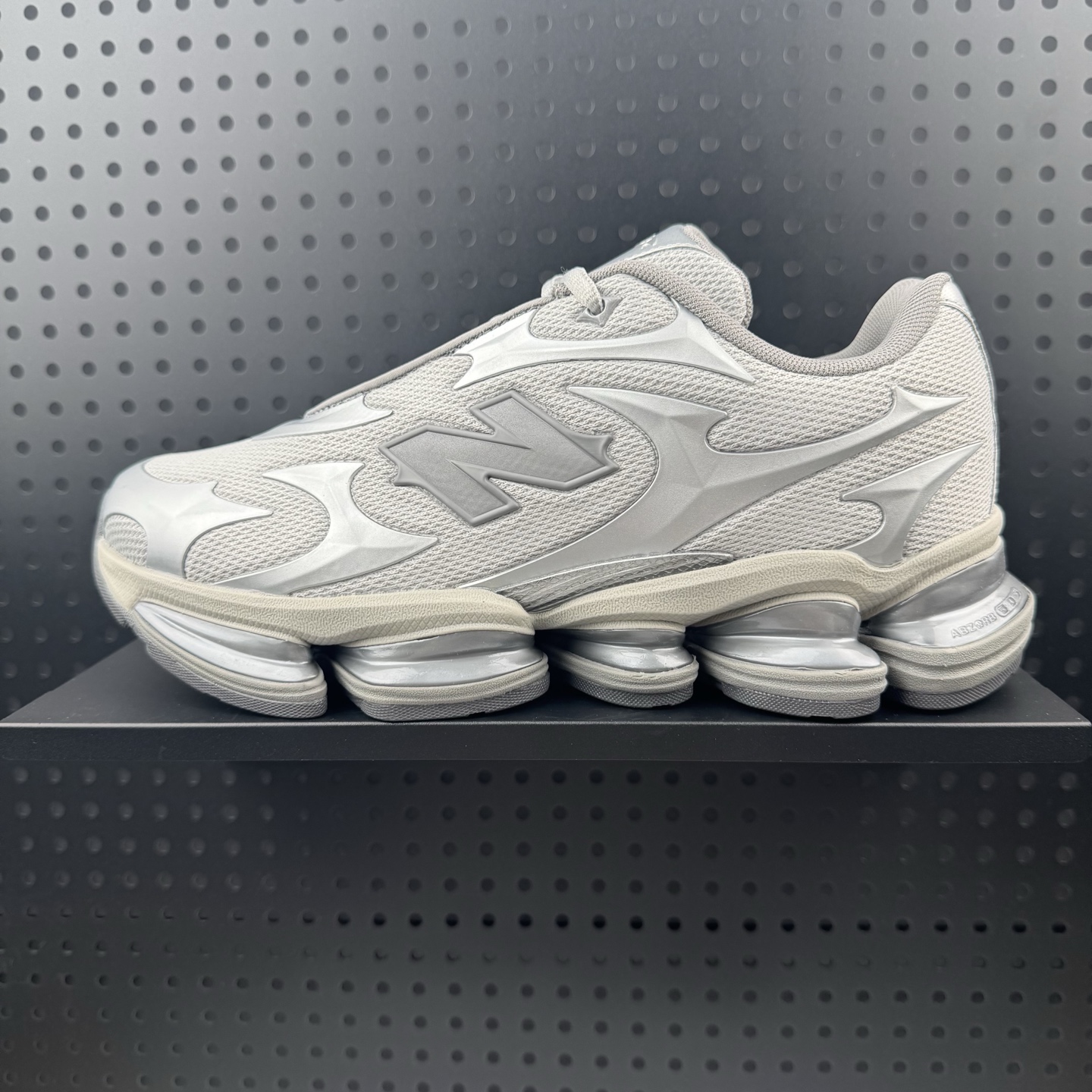 New Balance 新百伦 NB20005 网面休闲跑步鞋 复古还要机能,NB官方重磅新品.一款融合复古设计与现代科技的跑鞋,以其经典的造型和舒适脚感,成为2025年复古潮流爱好的推荐单品. 极具视觉冲击力的5根ABZORB单元,以及无缝鞋面的设计,加上3M反光材质的装饰,比之前推出的9060系列更夸张,更具未来感. 货号:U20005UW (46)