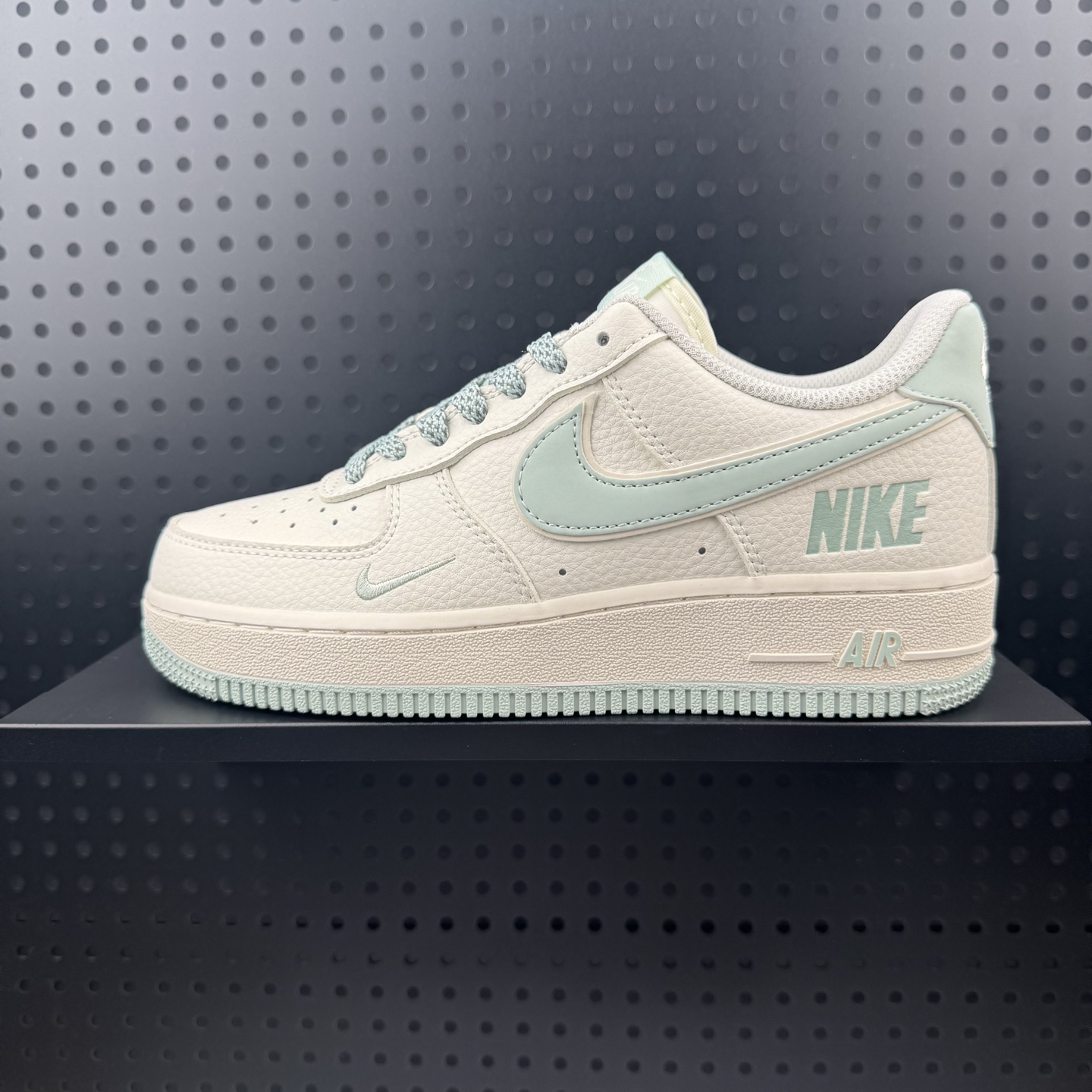 💰150
✅耐克Nike AIR FORCE 1‘07 LV8空军一号低帮百搭休闲运动板鞋。柔软、弹性十足的缓震性能和出色的中底设计，横跨复古与现代的外型结合，造就出风靡全球三十多年的Force 1。
货号:GL6835-011
尺码:36 36.5 37.5 38 38.5 39 40 40.5 41 42 42.5 43 44 45(32)