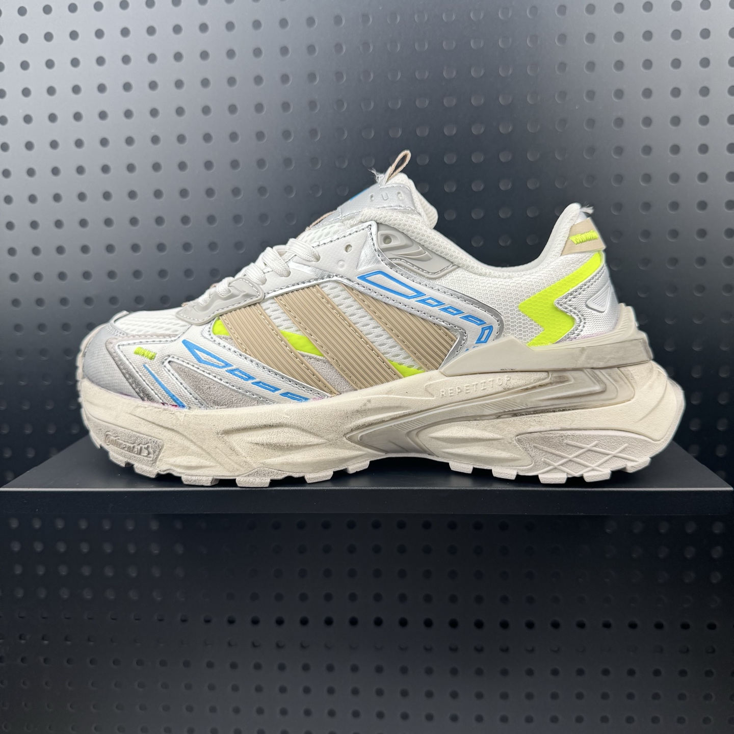 💰150
✅阿迪达斯Adidas XLG RUNNER DELUXE 系列低帮老爹风增高复古中性休闲运动慢跑鞋
货号：JQ1667
Size:35-45带半码（32）