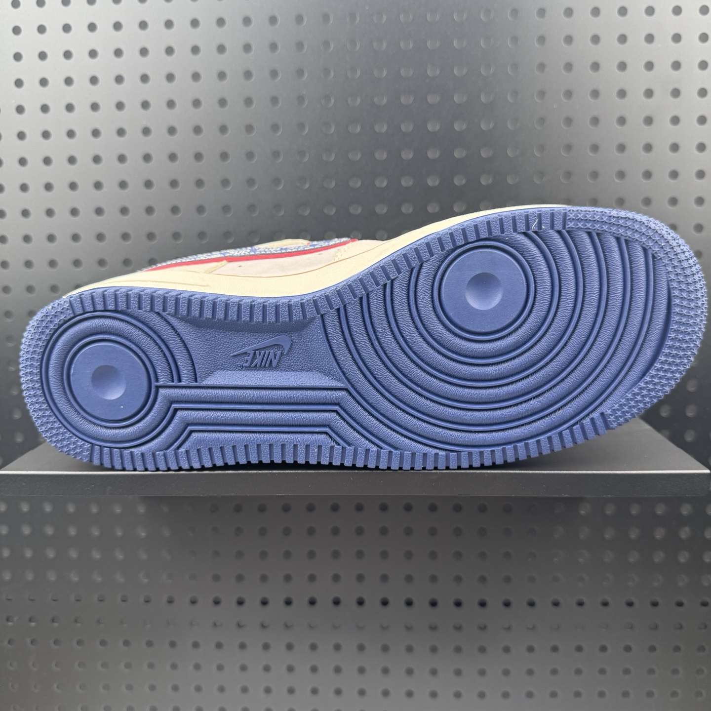 💰220
✅supreme x Air Force 1 Low 米白蓝
原楦头原纸板 打造纯正空军版型
#专注外贸渠道 全掌内置蜂窝气垫 #原盒配件 原厂中底钢印、拉帮完美 官方同步上架
货号：DD1982-328
Size：36 36.5 37.5 38 38.5 39 40 40.5 41 42 42.5 43 44 44.5 45(32)