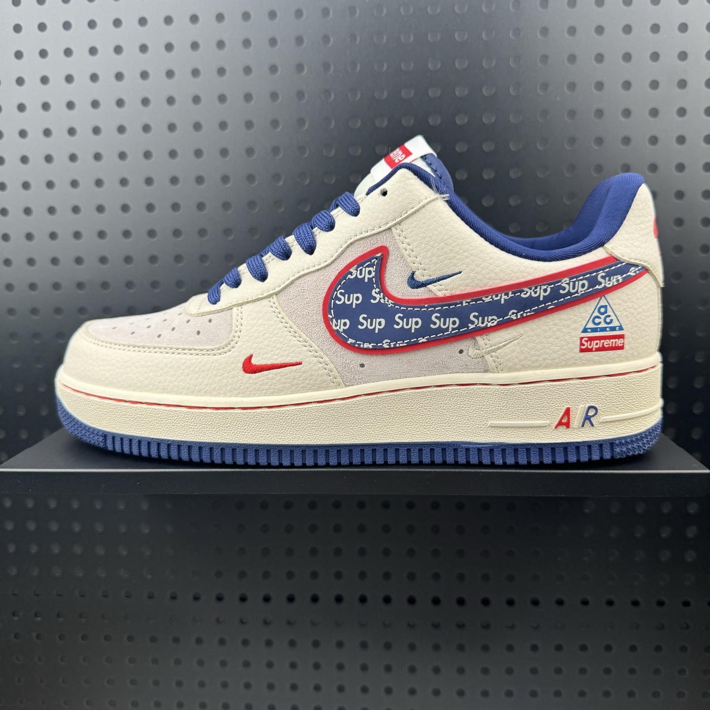 💰220
✅supreme x Air Force 1 Low 米白蓝
原楦头原纸板 打造纯正空军版型
#专注外贸渠道 全掌内置蜂窝气垫 #原盒配件 原厂中底钢印、拉帮完美 官方同步上架
货号：DD1982-328
Size：36 36.5 37.5 38 38.5 39 40 40.5 41 42 42.5 43 44 44.5 45(32)