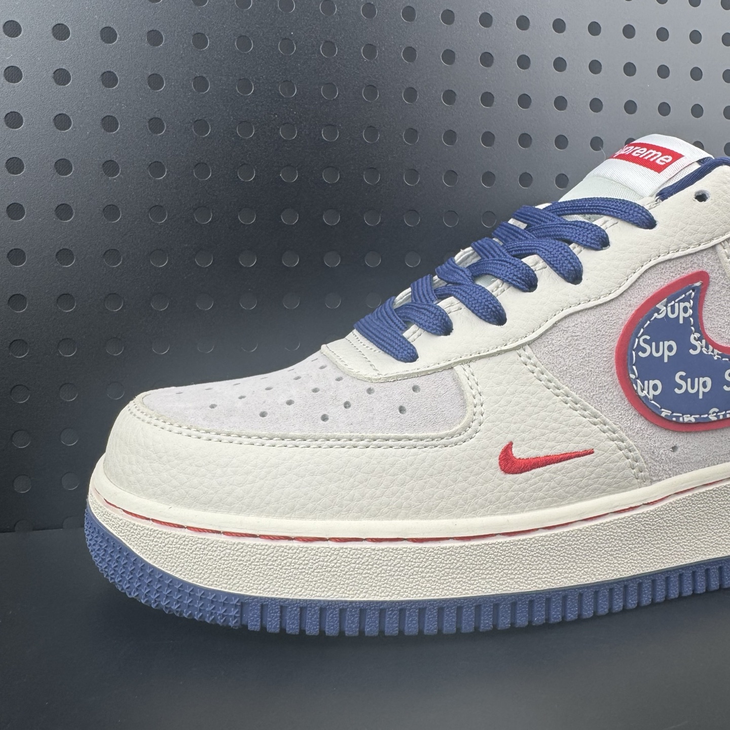 💰220
✅supreme x Air Force 1 Low 米白蓝
原楦头原纸板 打造纯正空军版型
#专注外贸渠道 全掌内置蜂窝气垫 #原盒配件 原厂中底钢印、拉帮完美 官方同步上架
货号：DD1982-328
Size：36 36.5 37.5 38 38.5 39 40 40.5 41 42 42.5 43 44 44.5 45(32)
