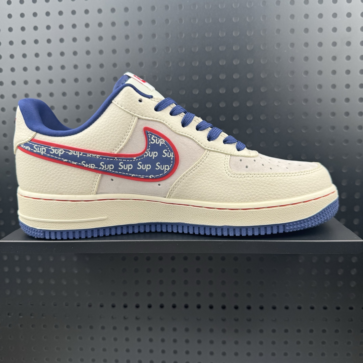 💰220
✅supreme x Air Force 1 Low 米白蓝
原楦头原纸板 打造纯正空军版型
#专注外贸渠道 全掌内置蜂窝气垫 #原盒配件 原厂中底钢印、拉帮完美 官方同步上架
货号：DD1982-328
Size：36 36.5 37.5 38 38.5 39 40 40.5 41 42 42.5 43 44 44.5 45(32)