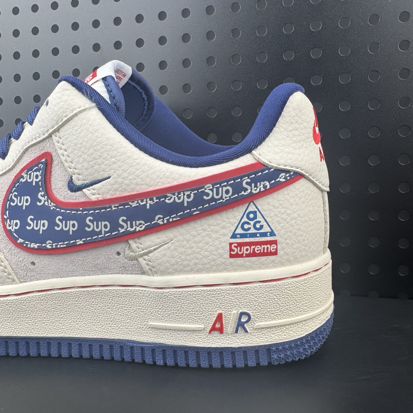 💰220
✅supreme x Air Force 1 Low 米白蓝
原楦头原纸板 打造纯正空军版型
#专注外贸渠道 全掌内置蜂窝气垫 #原盒配件 原厂中底钢印、拉帮完美 官方同步上架
货号：DD1982-328
Size：36 36.5 37.5 38 38.5 39 40 40.5 41 42 42.5 43 44 44.5 45(32)