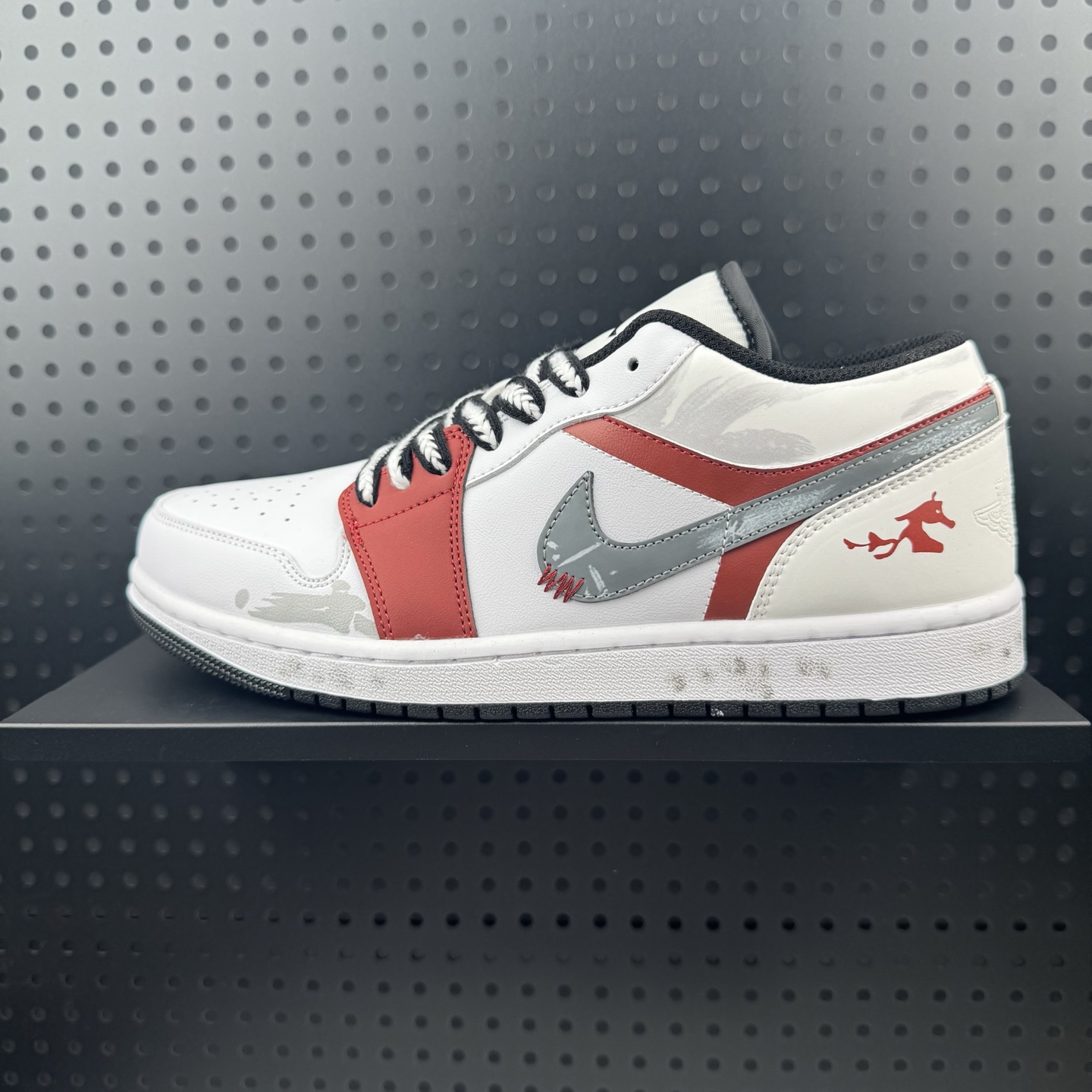 【定制球鞋】Jordan Air Jordan 1 白衣怒马 皮革 马年限定 国风 现代 潮流 简约 减震耐磨 低帮 复古篮球鞋 白红 货号:5533558-132(Team392-白衣怒马) (01)