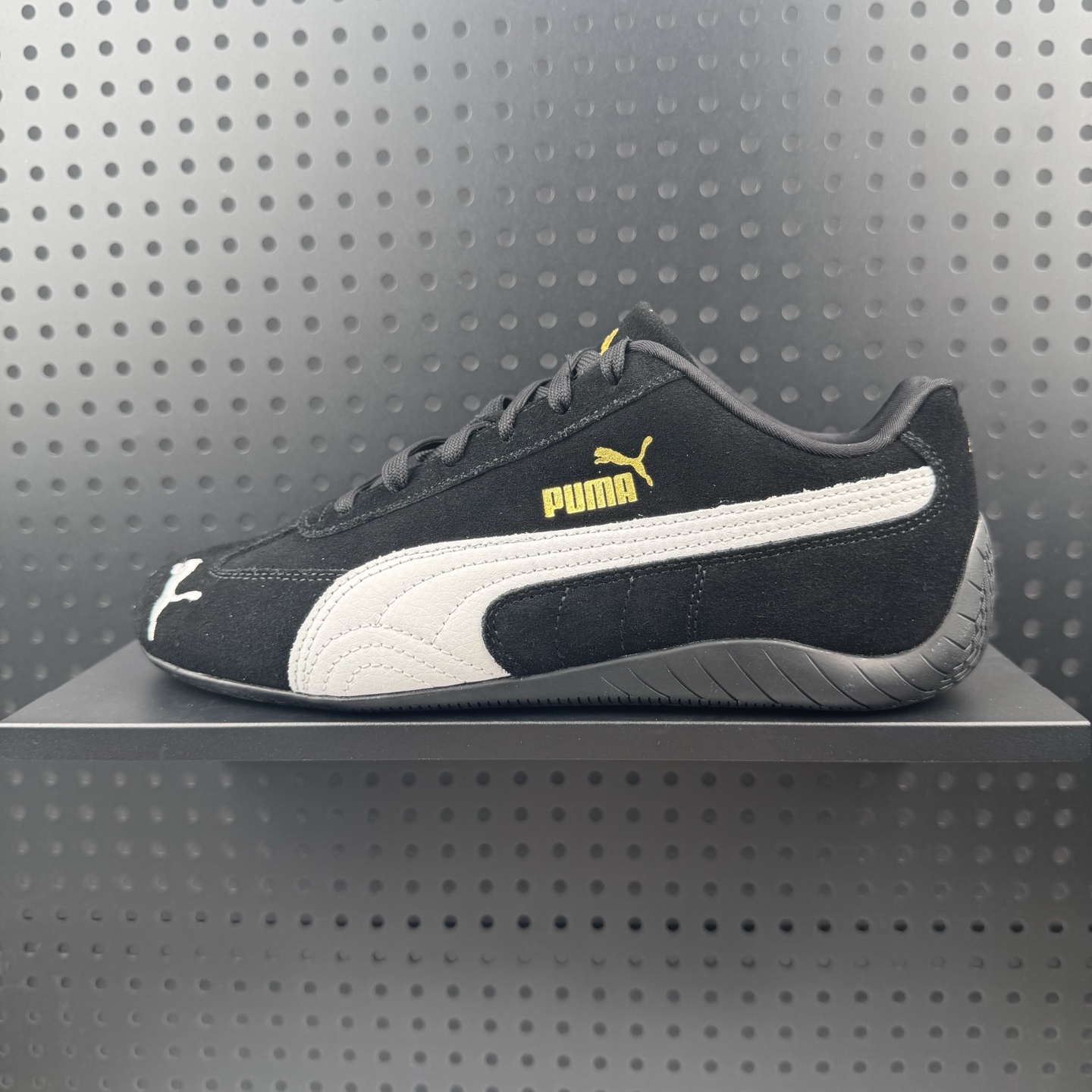 💰120
✅Puma Speedcat OG Sparco 充正版本
彪马罗马阿莫尔系列 复古运动休闲赛车跑鞋 
全球知名运动品牌PUMA宝马赛车系列
融合了宝马车队的标志性配色
以趣味十足又前卫复古的设计引领潮流
将赛道精神融入街头时尚 开启前卫竞速之旅
主打前卫复古风 Roma鞋款的鞋侧以复古的流线造型 
缀以宝马经典Logo 巧妙吸睛
而Speedcat鞋款以亮眼三色条纹元素缀以舒适鞋面
赋予了独特的个性美学 演绎赛车的无尽能量
官方货号：406329 01
尺码: 35.5 36 36.5 37.5 38 38.5 39 40 40.5 41 42 42.5 43 44 45（01）