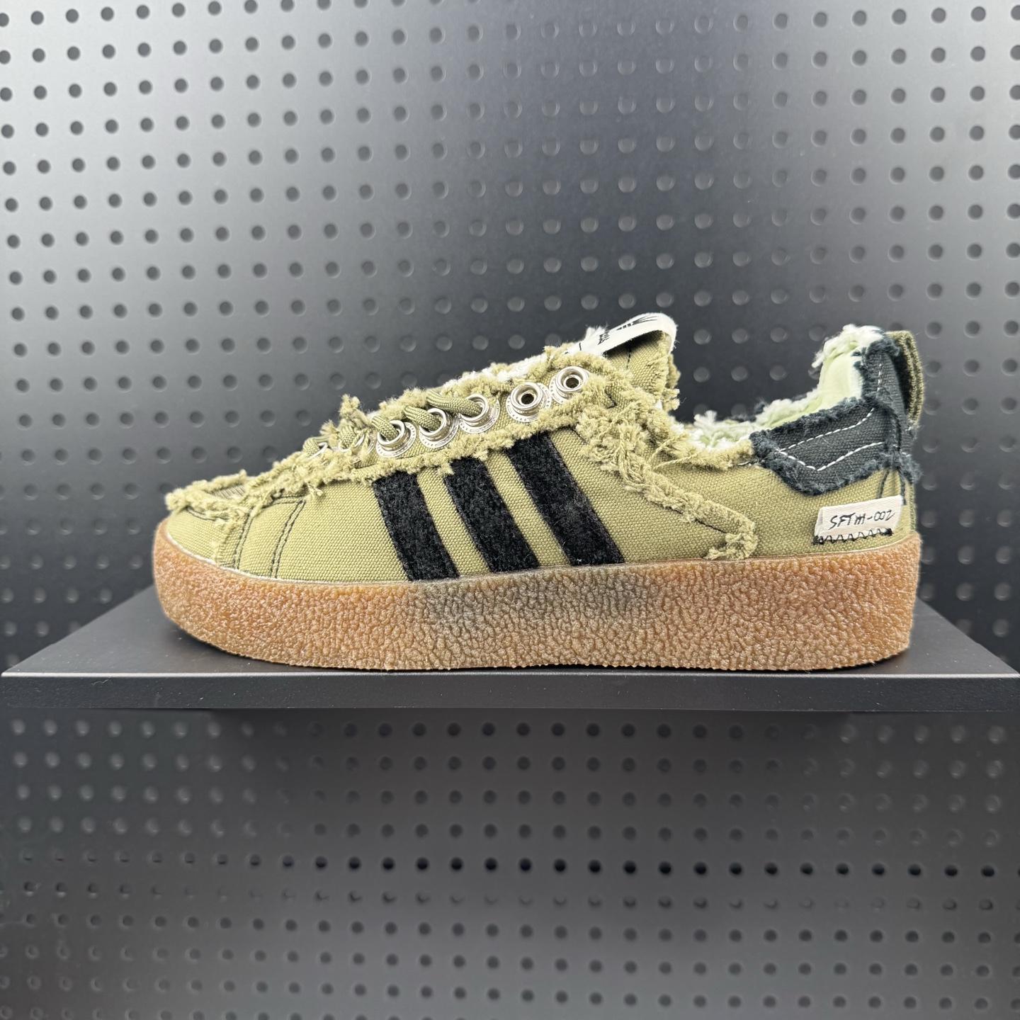 💰60
✅Song For The Mute x Ad Originals Campus 80s 联名款 阿迪三叶草防滑耐磨低帮生活休闲鞋
#联手澳大利亚时装品牌Song for the Mute打造，以标志性语言诠释"无声"奥义。秉持现代设计理念，配大号金属鞋眼，风格前卫抢眼。采用帆布鞋面搭配磨毛面料，打造"百穿不厌"的时尚外观与舒适脚感。
货号:ID4792
尺码：35.5 36 36.5 37 38 38.5 39 40 40.5 41 42 42.5 43 44 44.5 45 (24)