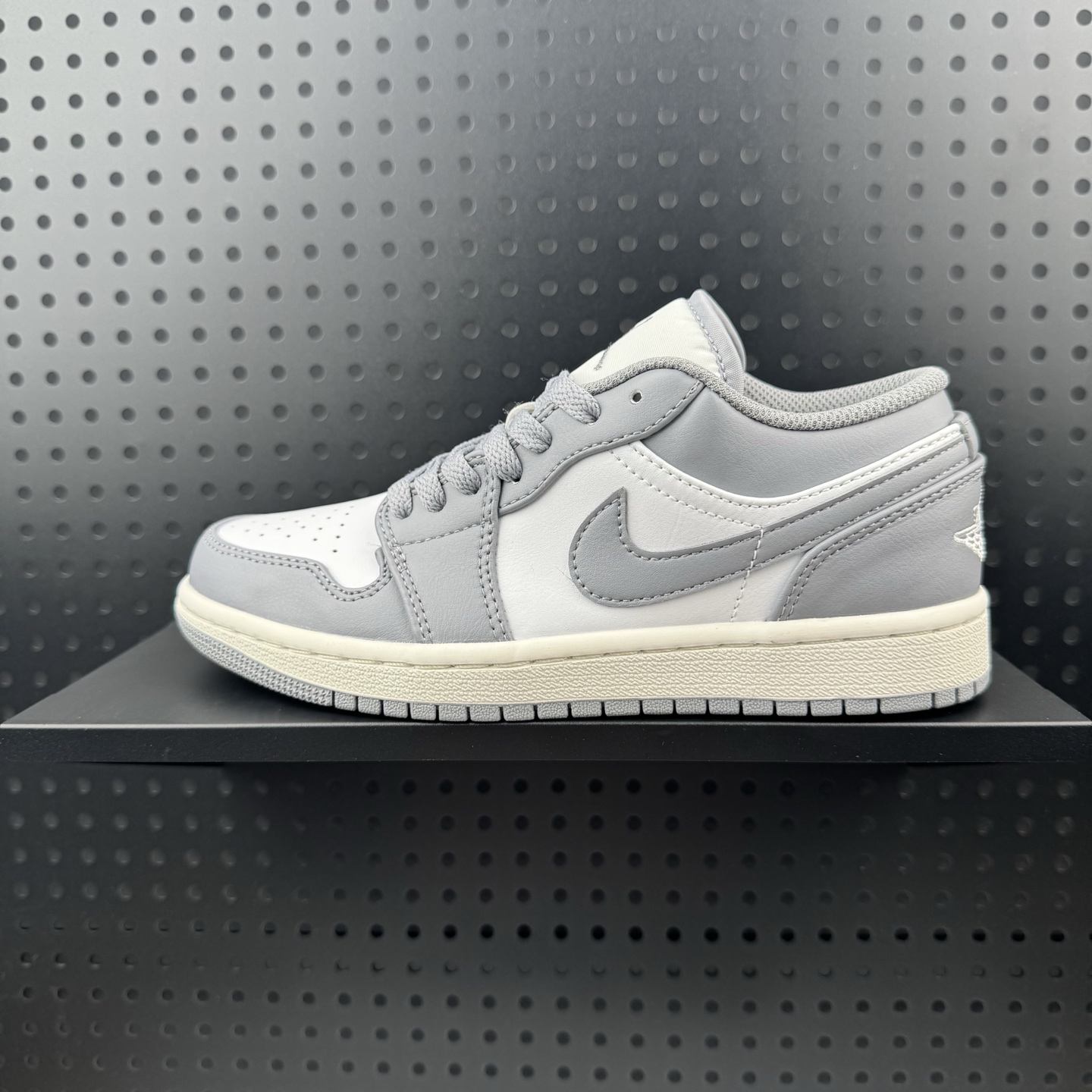 Nike Air Jordan 1 Low OG 耐克 AJ1乔1低帮休闲板鞋 同步官方配色 升级原楦原档案数据开发纸版楦型 采用同源纳帕头层皮革鞋面材质 全新底模完美品相清洁度及喷漆效果 官方货号:553558 053 (01)