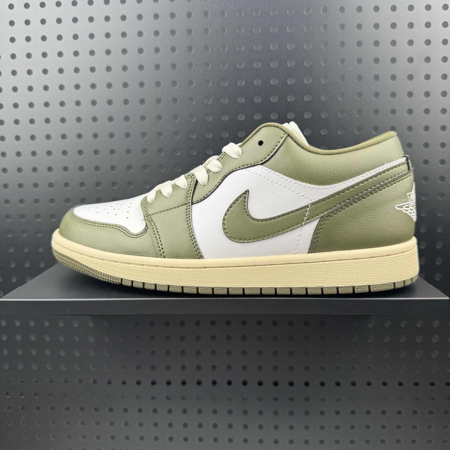 Nike Air Jordan 1 Low OG 耐克 AJ1乔1低帮休闲板鞋 同步官方配色 升级原楦原档案数据开发纸版楦型 采用同源纳帕头层皮革鞋面材质 全新底模完美品相清洁度及喷漆效果 官方货号:CD0774-122 (01)