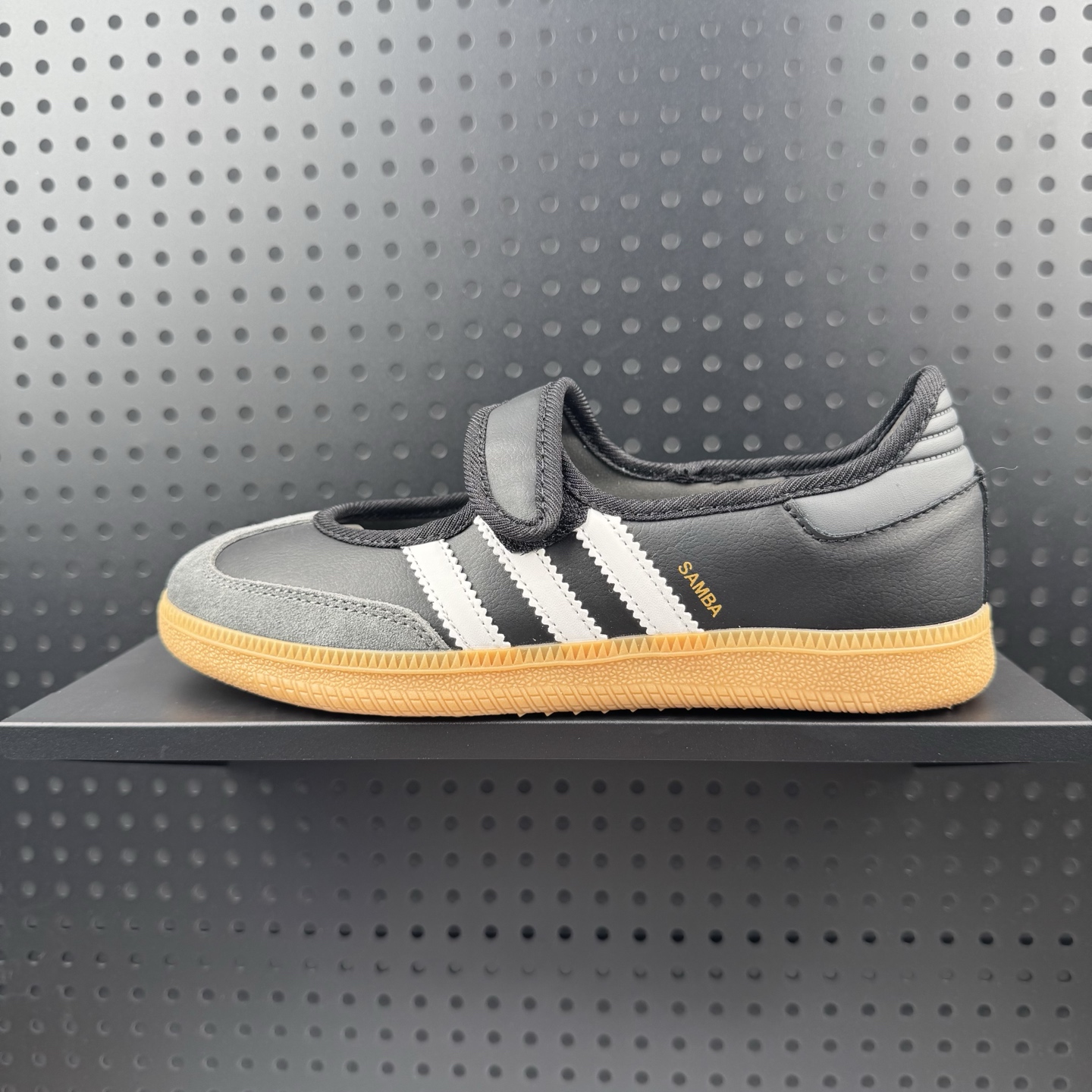 Adidas Samba Jane 阿迪达斯 玛丽珍款 板鞋懒人一脚蹬运动鞋 采用皮革材质的设计融合了经典与现代元素 它采用了玛丽珍鞋的特色设计 如鞋面上的扣带和环扣装饰 同时保留了Samba鞋的经典三道杠设计和橡胶大底 这款鞋的鞋型修长 中足偏窄 整体贴合感强 适合标准脚型和宽脚型的人群‌ 货号:JQ6445 (24)