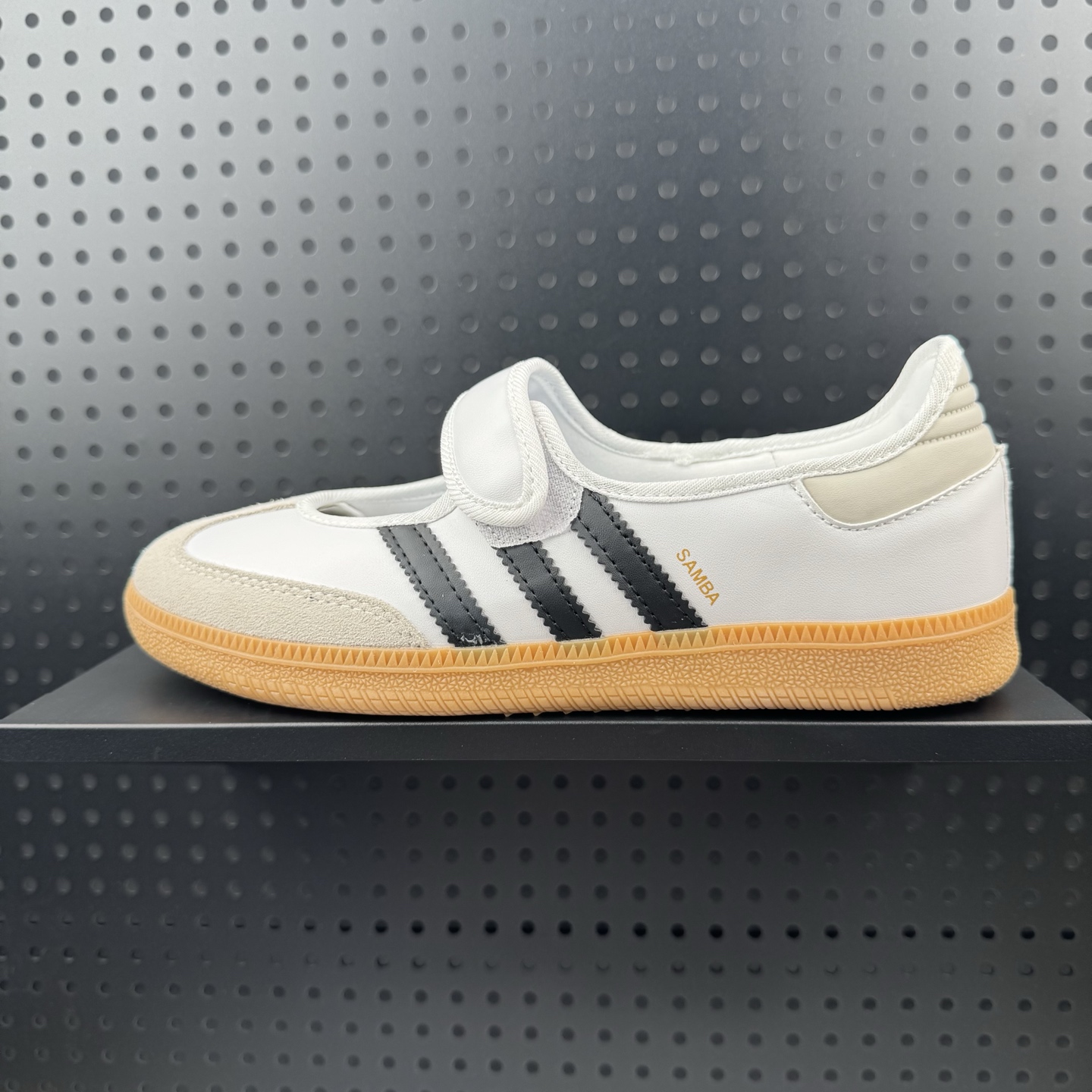 Adidas Samba Jane 阿迪达斯 玛丽珍款 板鞋懒人一脚蹬运动鞋 采用皮革材质的设计融合了经典与现代元素 它采用了玛丽珍鞋的特色设计 如鞋面上的扣带和环扣装饰 同时保留了Samba鞋的经典三道杠设计和橡胶大底 这款鞋的鞋型修长 中足偏窄 整体贴合感强 适合标准脚型和宽脚型的人群‌ 货号:JR1402 (24)