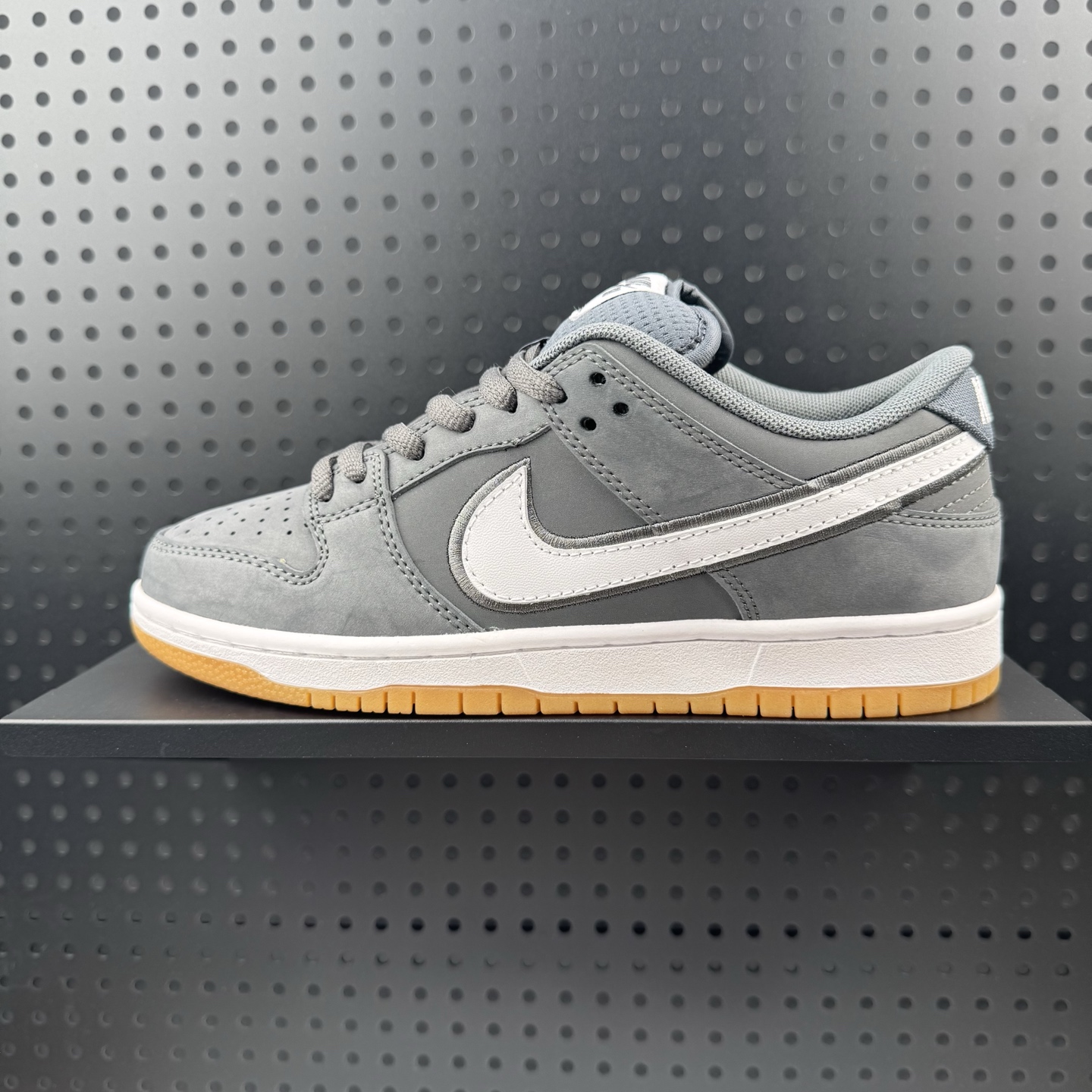 💰160
✅耐克Nike SB Dunk Low Pro 扣篮系列复古低帮休闲运动滑板板鞋。采用脚感柔软舒适ZoomAir气垫，有效吸收滑板等极限运动在落地时带来的冲击力，为街头运动者们提供更好的保护 
货号：FZ1287 300
码数：36 36.5 37.5 38 38.5 39 40 40.5 41 42 42.5 43 44 44.5 45 46(32)