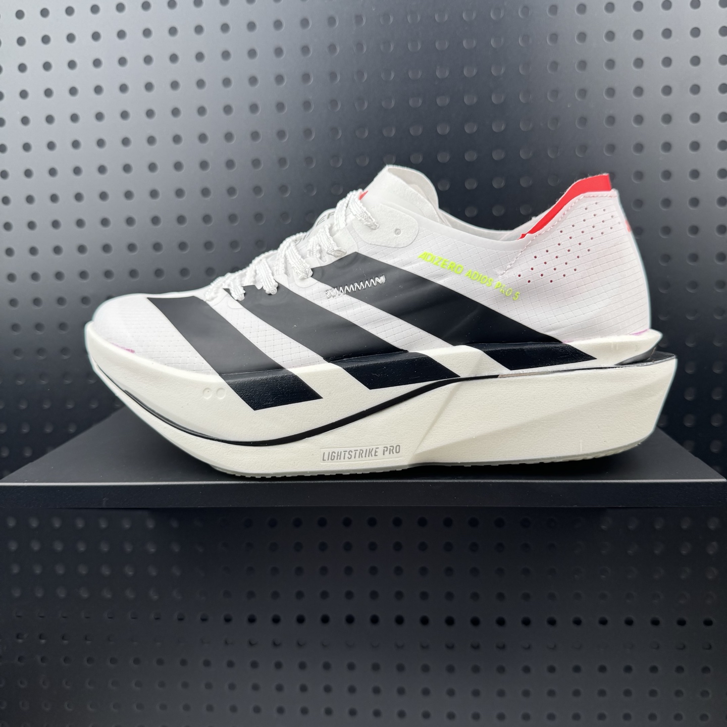 Adidas Adizero Adios 5 M 阿迪超轻透气缓震跑鞋 全掌碳板 整体外观造型与adiZero Adios Pro EVO 1非常相似 中底配置方面搭载全掌Lightstrike Pro 鞋面采用透气网面示人 契合日常训练鞋的定位 更加耐用 外底给到了马牌橡胶 及上代竞速旗舰adidas Adizero Adios Pro 3区域分布 官方货号: K18290 (32)