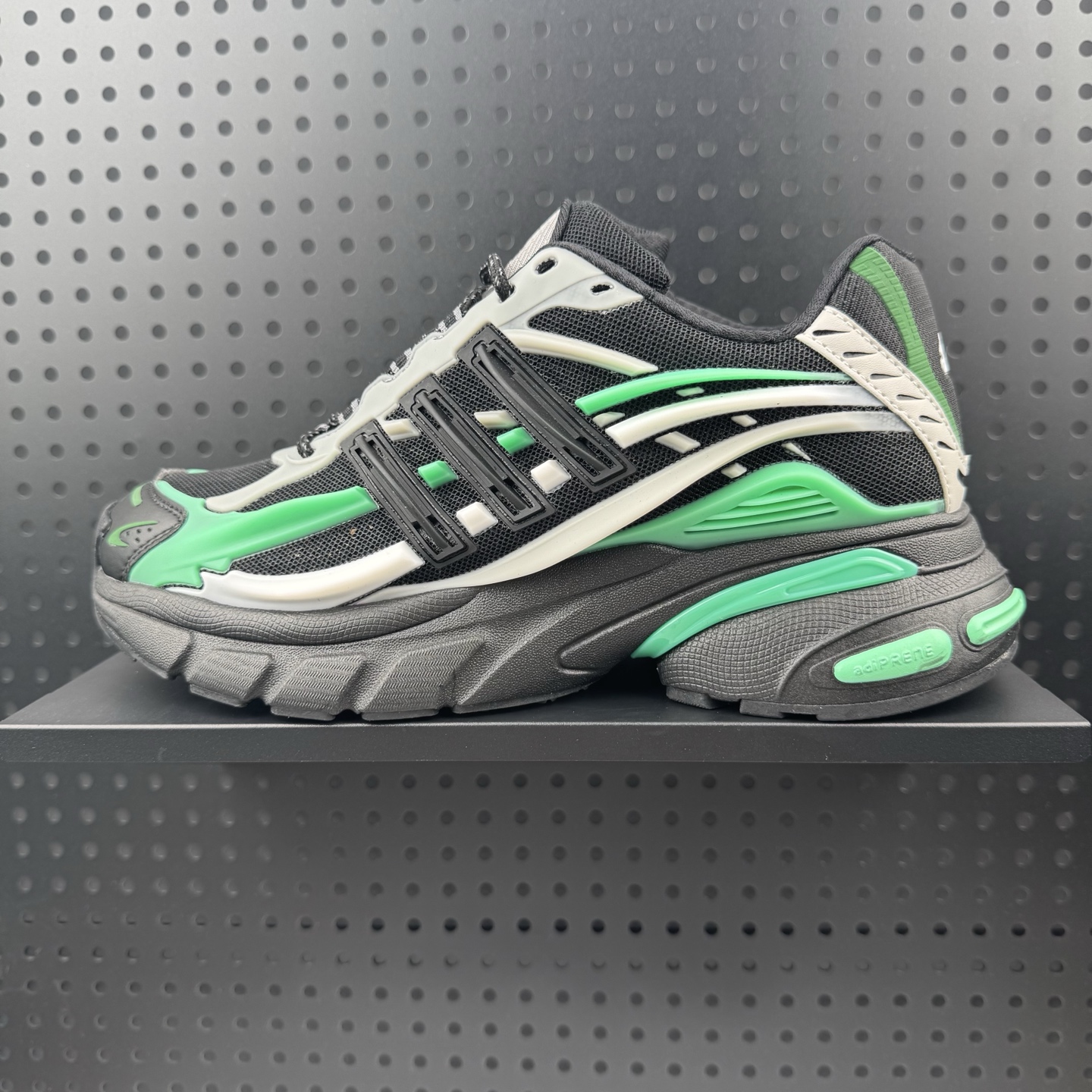 💰240
✅Pharrell x adidas Adistar Jellyfish 低帮复古风老爹鞋 
adidas Adistar Cushion与Atmos联名出的这款复古老爹鞋简直是未来科技感十足
以3D风格焕新演绎标志性三条纹 为造型添上点睛之笔
金属质感视觉效果TPU自带哑光反射
非常的细节 最大的亮点无疑是鞋屁股 
大块的tpu包裹 让增高的大底不再突兀 更显腿长脚细
货号：JP9276
尺码：36 36.5 37.5 38 38.5 39 40 40.5 41 42 42.5 43 44 44.5 45 46 47(08)