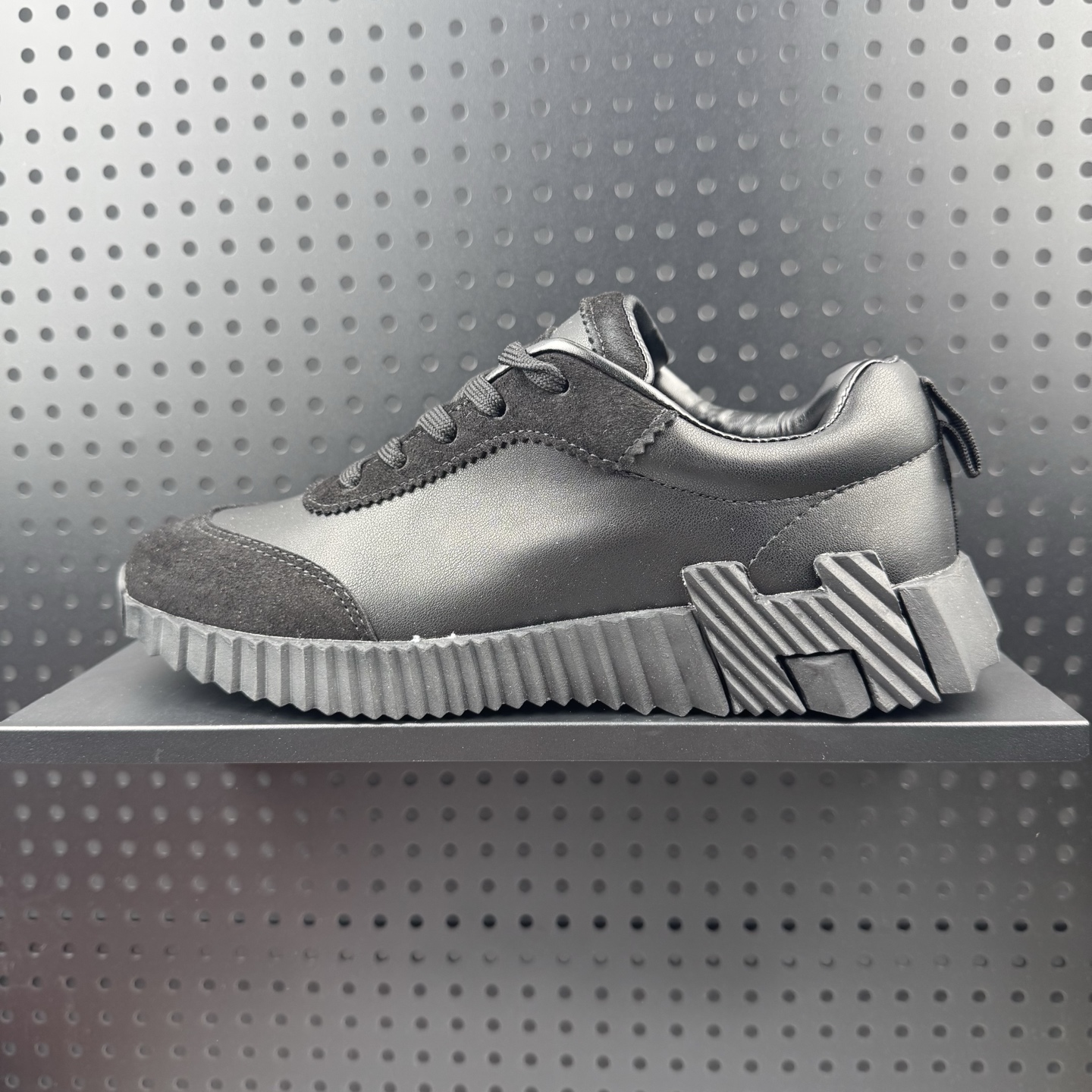 💰130
✅ HERMES爱马仕 Bouncing 圆头系带 低帮 生活休闲鞋 男款 黑色
货号:H221898Z H92
尺码:40-46(24)