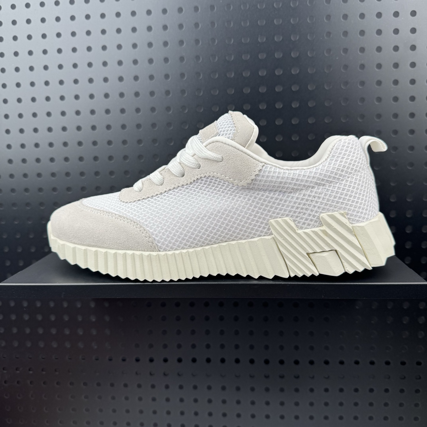 💰130
✅ HERMES爱马仕 Bouncing 圆头系带 低帮 生活休闲鞋 男款 白色
货号:H231764Z H91
尺码:40-46(24)