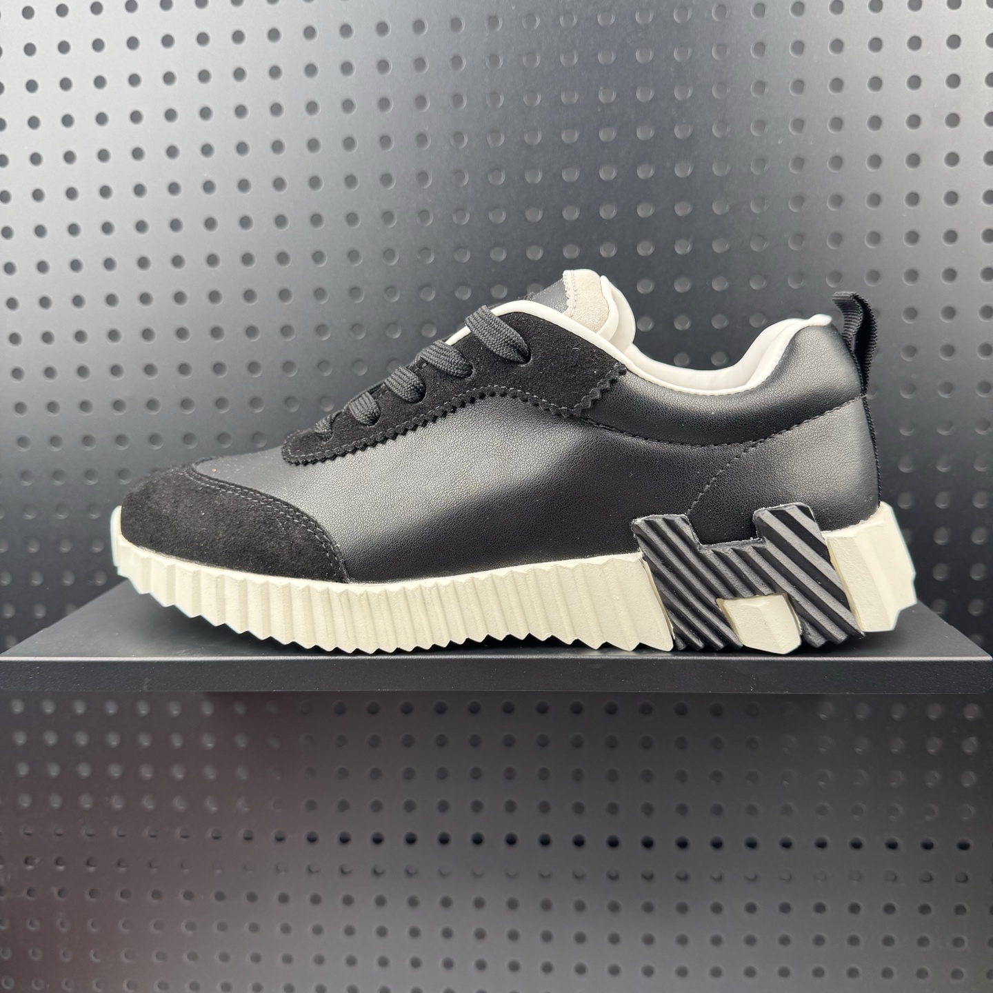 💰130
✅ HERMES爱马仕 Bouncing 圆头系带 低帮 生活休闲鞋 男款 黑色
货号:H221898Z H01
尺码:40-46(24)