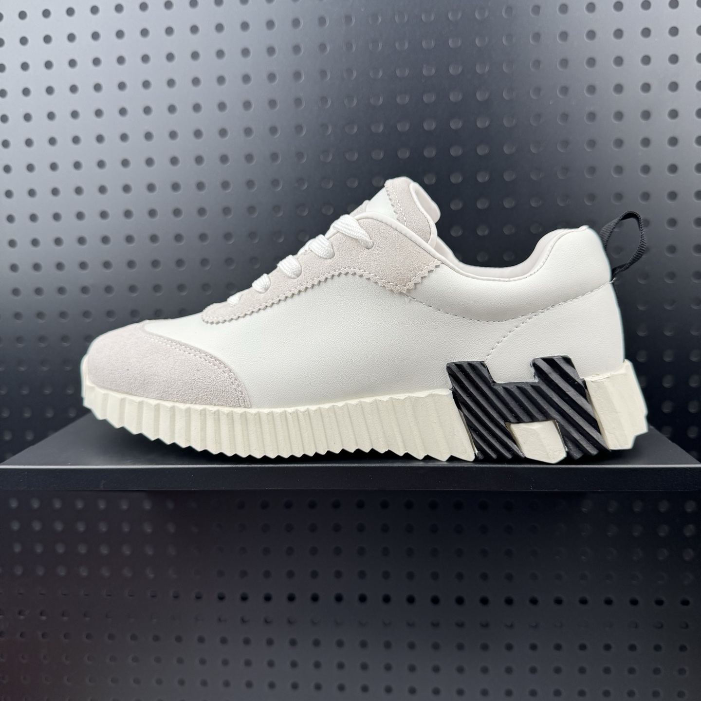 💰130
✅ HERMES爱马仕 Bouncing 圆头系带 低帮 生活休闲鞋 男款 白色
货号:H242250Z 90
尺码:40-46(24)