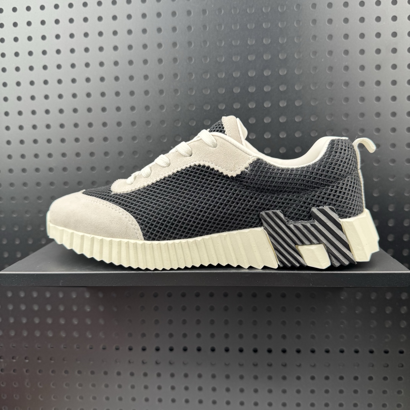 💰130
✅ HERMES爱马仕 Bouncing 圆头系带 低帮 生活休闲鞋 男款 黑白色
货号:H231764Z H02
尺码:40-46(24)