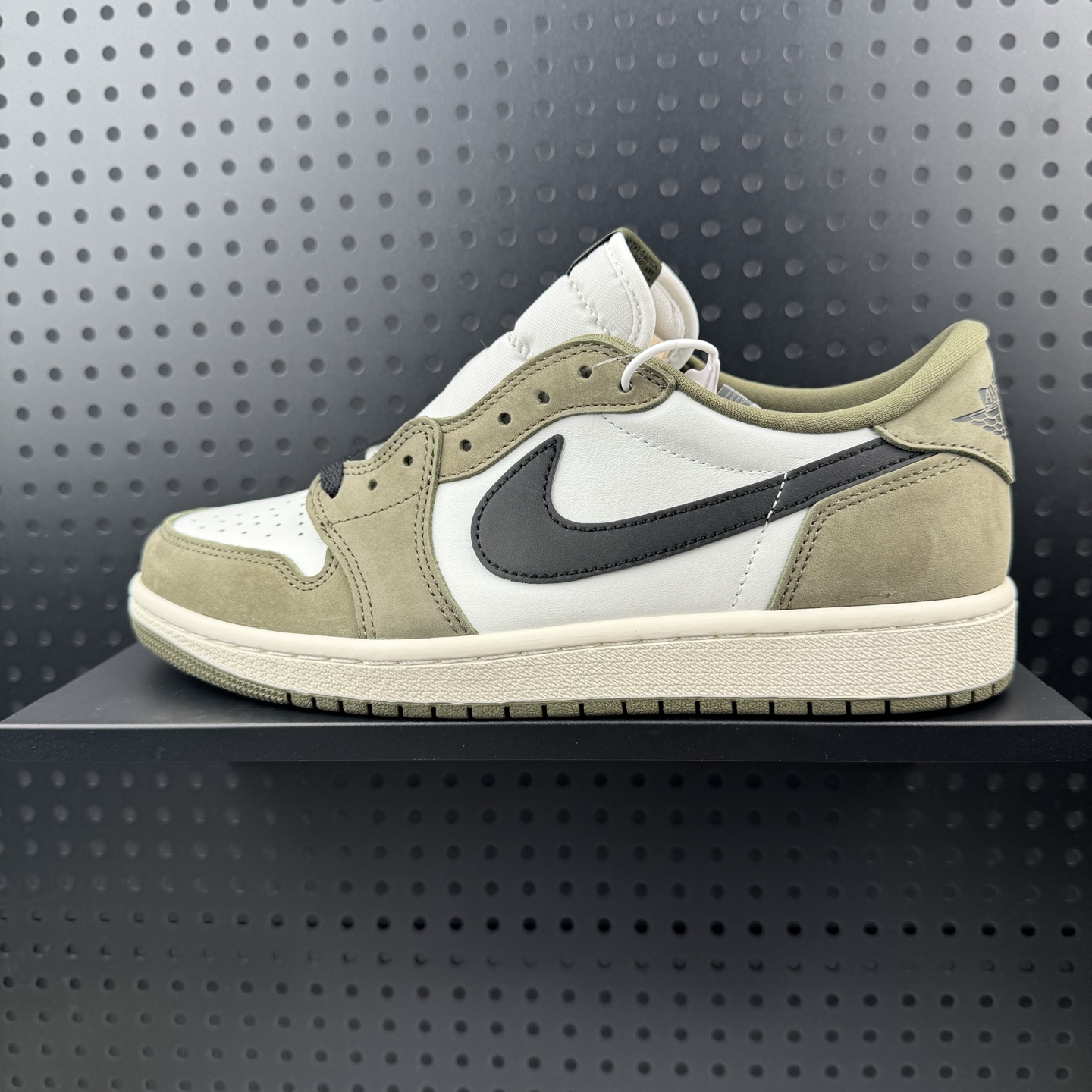 Nike Air Jordan 1 Retro Low OG 耐克 AJ1乔1低帮休闲板鞋 同步官方配色 升级原楦原档案数据开发纸版楦型 采用同源纳帕头层皮革鞋面材质 全新底模完美品相清洁度及喷漆效果 官方货号:HQ6998-200 (01)