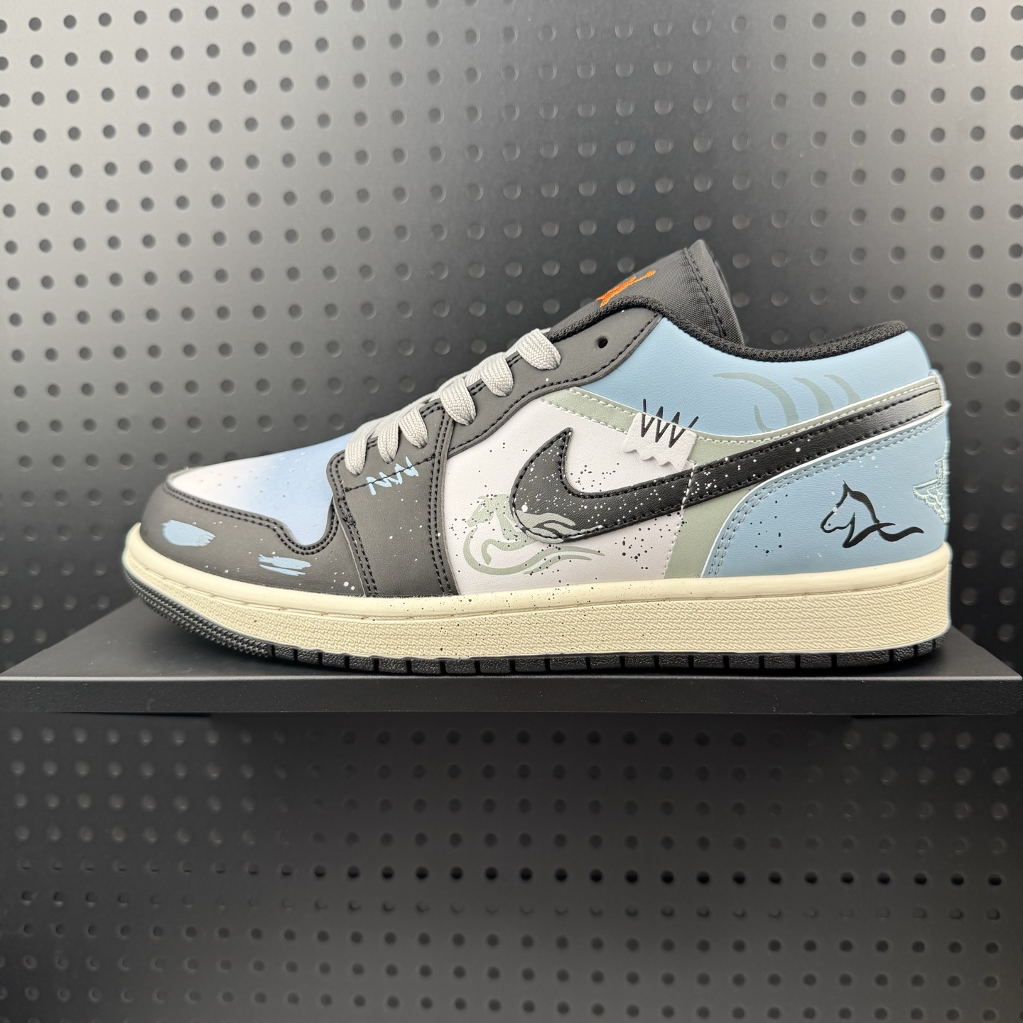 💰170
✅ 【定制球鞋】Jordan Air Jordan 1 奔腾不息 马年限定 国风 新中式 清新  休闲 泼墨 减震 低帮 复古篮球鞋 男女同款 黑蓝
货号：553558-081（Team1080-奔腾不息）
尺码：36-45（01）