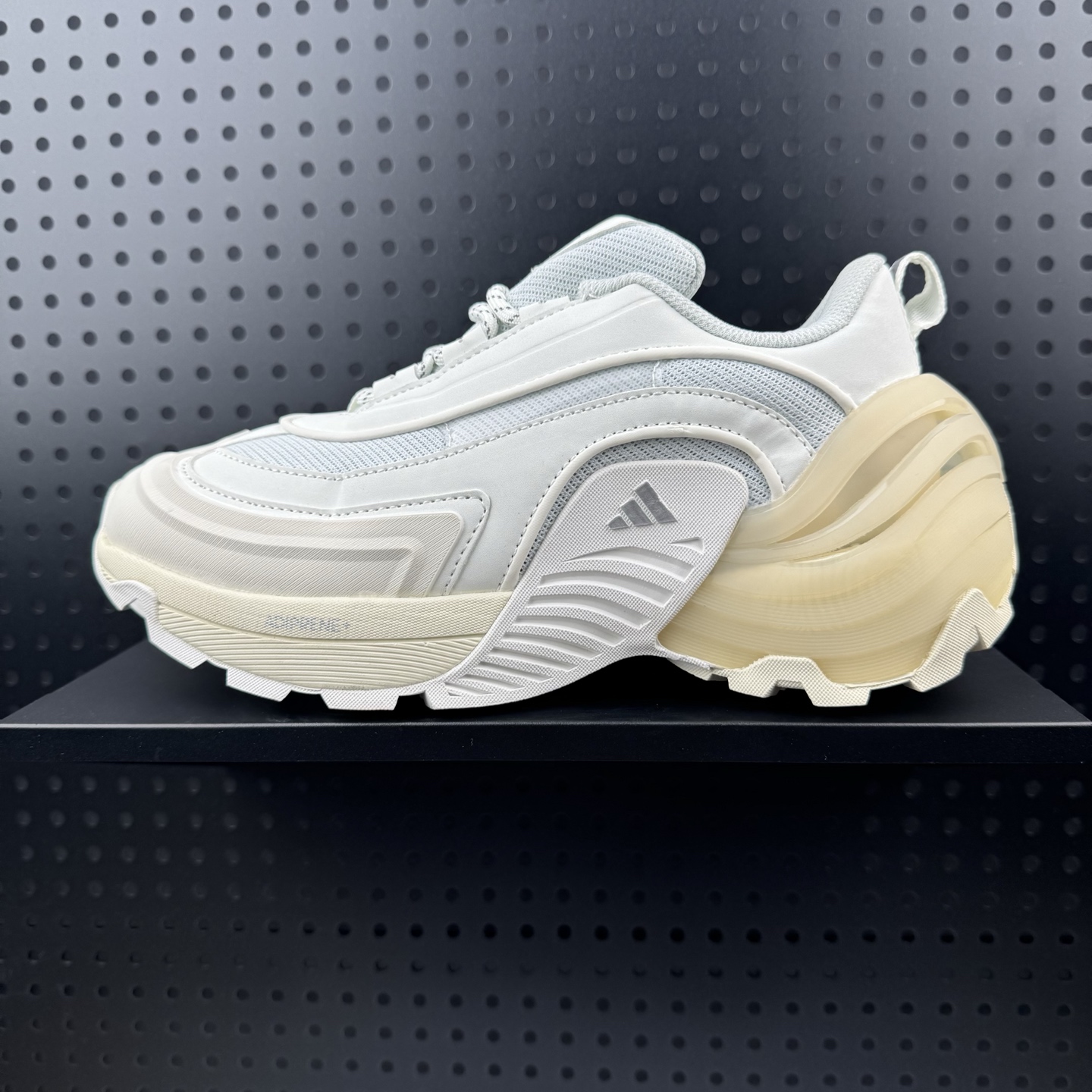 adidas阿迪达斯Wonder Runner TurboFO运动训练跑步鞋 设计充满未来机械感,低帮造型非常百搭,无论是运动裤还是休闲牛仔裤都能轻松驾驭.鞋面采用透气网布,长时间穿着也不会闷脚,中底缓震效果不错,日常慢跑或步行都很舒适.防滑性能值得点赞,雨天瓷砖路面也能稳稳抓地,耐磨鞋底经过几周高强度使用仍无明显磨损.不过鞋舌部分略微偏硬,初期需要适应,建议穿厚袜磨合. 货号:JS3743 (24)