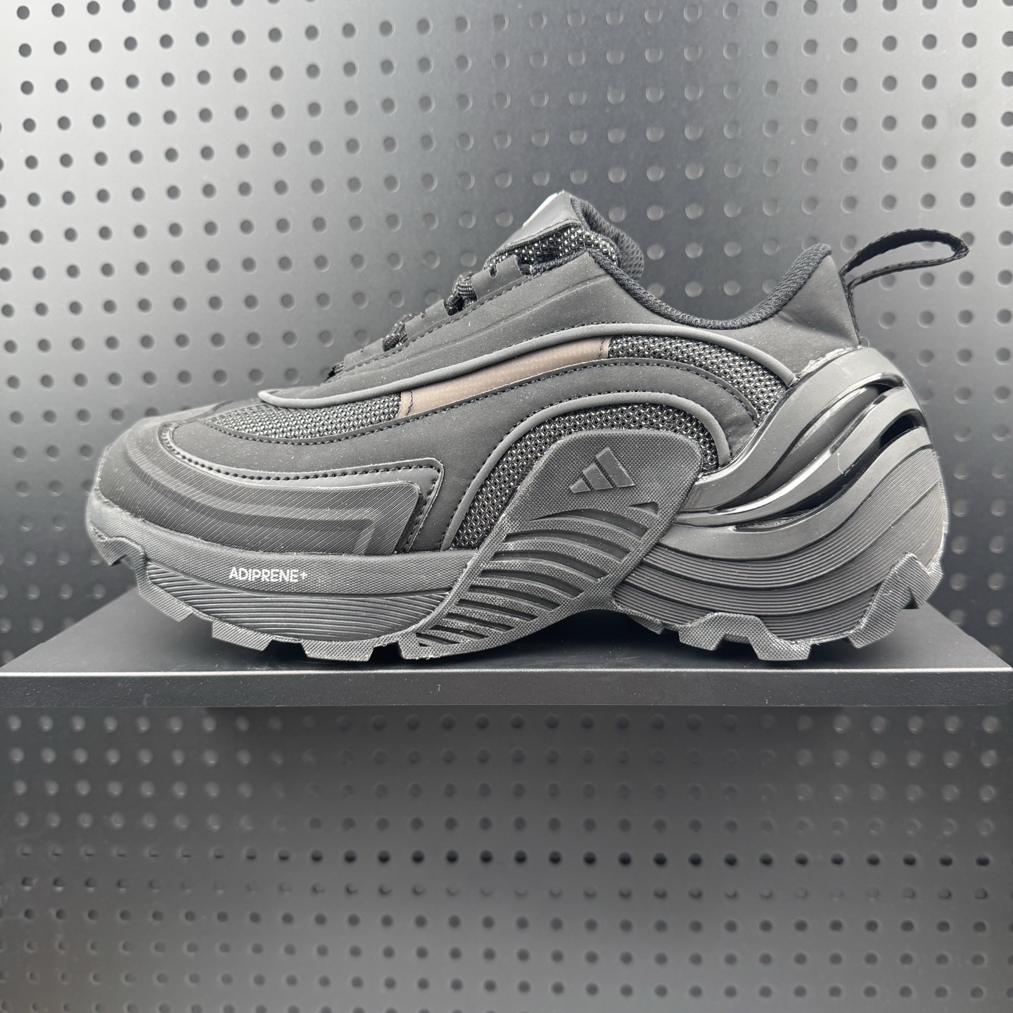 adidas阿迪达斯Wonder Runner TurboFO运动训练跑步鞋 设计充满未来机械感,低帮造型非常百搭,无论是运动裤还是休闲牛仔裤都能轻松驾驭.鞋面采用透气网布,长时间穿着也不会闷脚,中底缓震效果不错,日常慢跑或步行都很舒适.防滑性能值得点赞,雨天瓷砖路面也能稳稳抓地,耐磨鞋底经过几周高强度使用仍无明显磨损.不过鞋舌部分略微偏硬,初期需要适应,建议穿厚袜磨合. 货号:JS3745 (24)