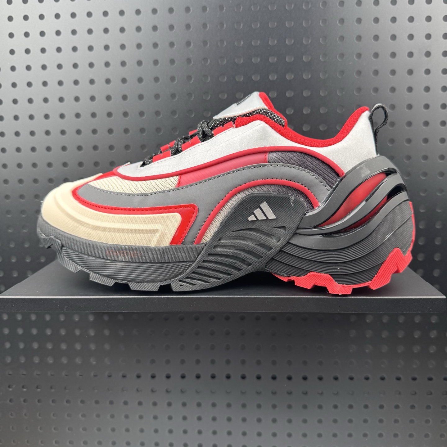 adidas阿迪达斯Wonder Runner TurboFO运动训练跑步鞋 设计充满未来机械感,低帮造型非常百搭,无论是运动裤还是休闲牛仔裤都能轻松驾驭.鞋面采用透气网布,长时间穿着也不会闷脚,中底缓震效果不错,日常慢跑或步行都很舒适.防滑性能值得点赞,雨天瓷砖路面也能稳稳抓地,耐磨鞋底经过几周高强度使用仍无明显磨损.不过鞋舌部分略微偏硬,初期需要适应,建议穿厚袜磨合. 货号:JS3193 (24)