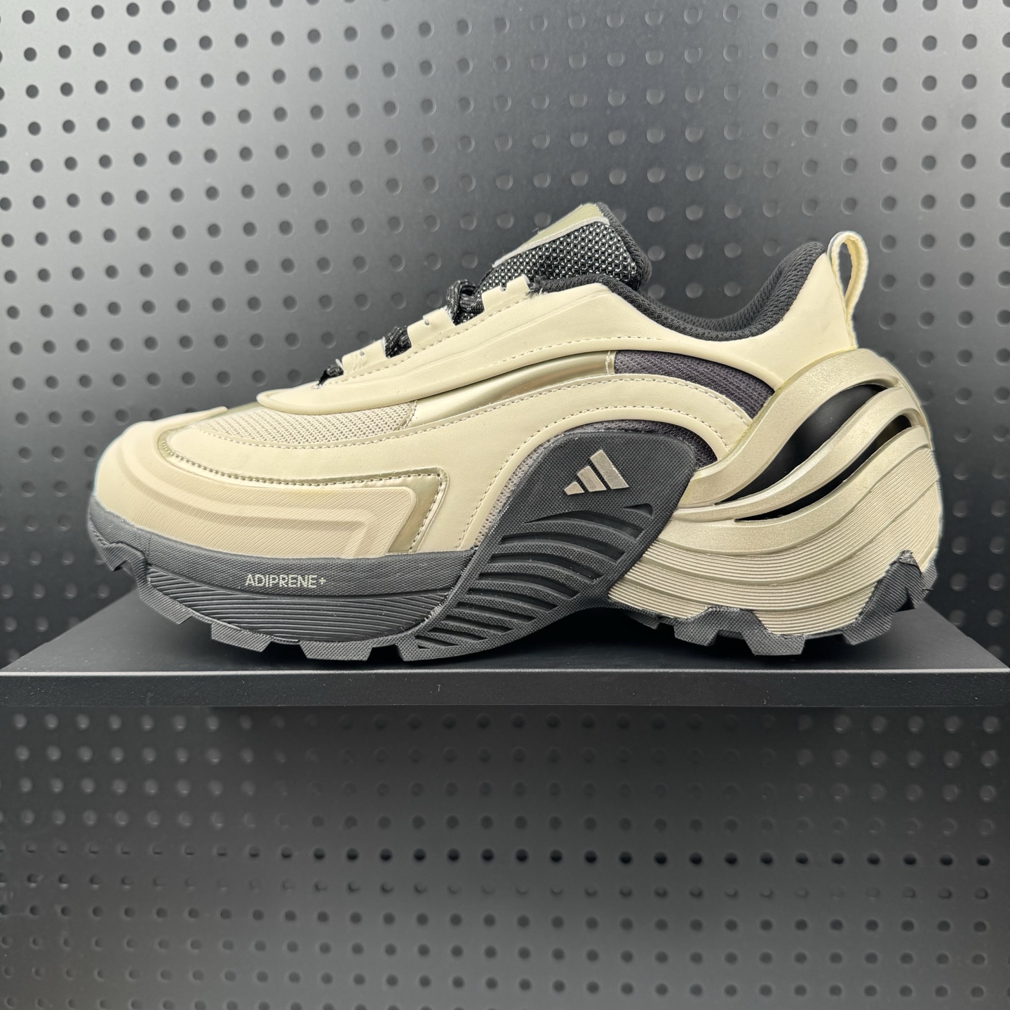 adidas阿迪达斯Wonder Runner TurboFO运动训练跑步鞋 设计充满未来机械感,低帮造型非常百搭,无论是运动裤还是休闲牛仔裤都能轻松驾驭.鞋面采用透气网布,长时间穿着也不会闷脚,中底缓震效果不错,日常慢跑或步行都很舒适.防滑性能值得点赞,雨天瓷砖路面也能稳稳抓地,耐磨鞋底经过几周高强度使用仍无明显磨损.不过鞋舌部分略微偏硬,初期需要适应,建议穿厚袜磨合. 货号:JS3193 (24)