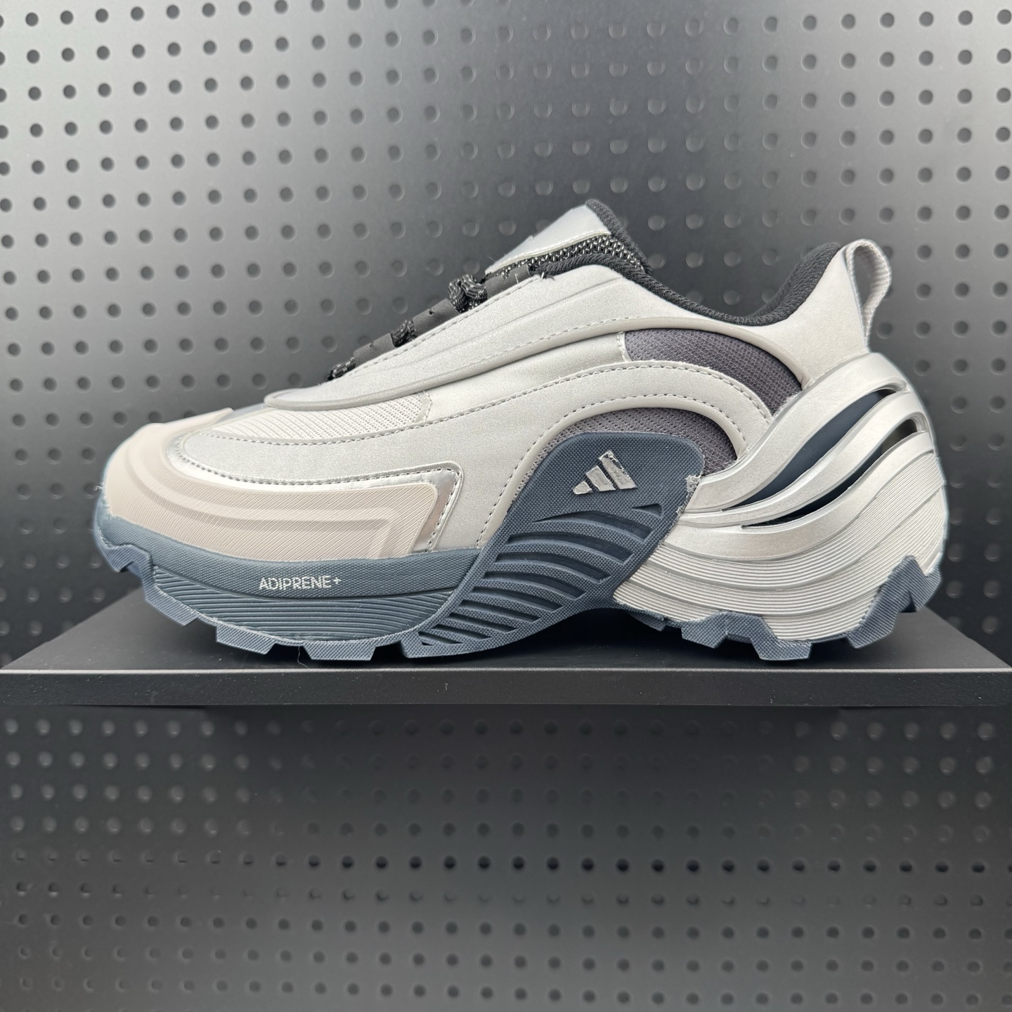 adidas阿迪达斯Wonder Runner TurboFO运动训练跑步鞋 设计充满未来机械感,低帮造型非常百搭,无论是运动裤还是休闲牛仔裤都能轻松驾驭.鞋面采用透气网布,长时间穿着也不会闷脚,中底缓震效果不错,日常慢跑或步行都很舒适.防滑性能值得点赞,雨天瓷砖路面也能稳稳抓地,耐磨鞋底经过几周高强度使用仍无明显磨损.不过鞋舌部分略微偏硬,初期需要适应,建议穿厚袜磨合. 货号:JS3747 (24)
