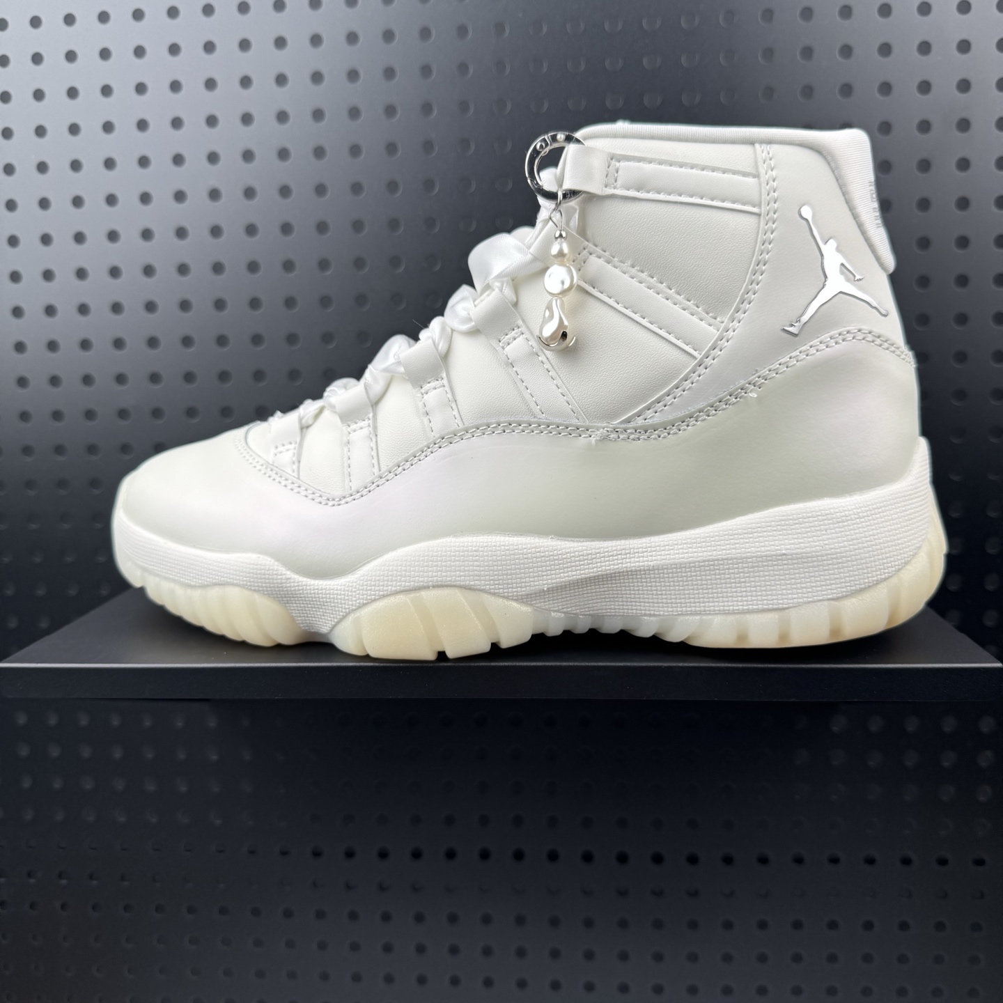 Nike Air Jordan 11 Retro Concord AJ11代 康扣 迈克尔·乔丹高帮运动文化篮球鞋 升级原楦原纸版数据开发版型 采用漆皮镀膜牛培革组合耐磨防刮牛津布鞋面材质 搭载原厂碳纤维缓震中底 还原ZP细节 原厂流水成型工艺 厂级拉帮注胶效果 人气配色再度来袭 货号:AR0715-110 (32)