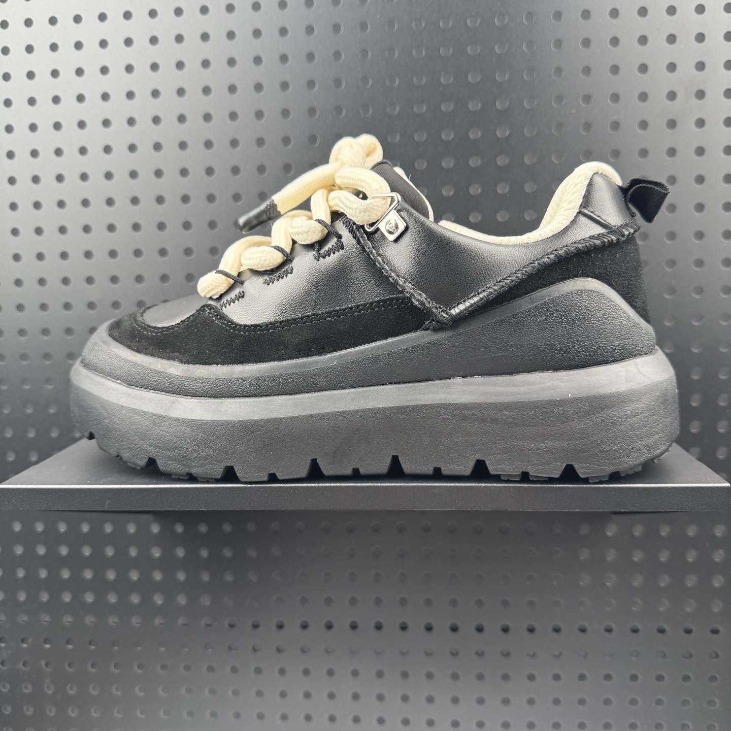 UGG HERITAGE 时尚潮流 防滑 低帮 休闲鞋 高弹Modern中底 外置防滑大底 采用TPU模压定型翻毛皮鞋面材质 植入式里衬 包头式EVA轻翼科技 具有外底防滑耐磨性和良好的弹性 货号:1170910 (08)