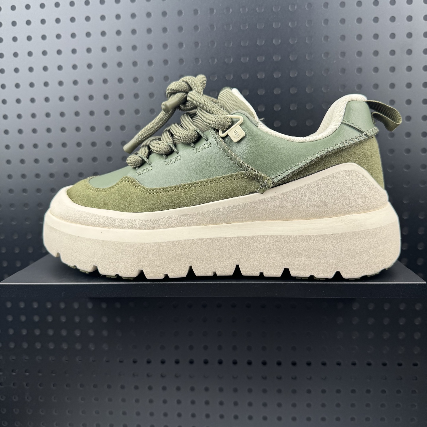 UGG HERITAGE 时尚潮流 防滑 低帮 休闲鞋 高弹Modern中底 外置防滑大底 采用TPU模压定型翻毛皮鞋面材质 植入式里衬 包头式EVA轻翼科技 具有外底防滑耐磨性和良好的弹性 货号:1170910 (08)