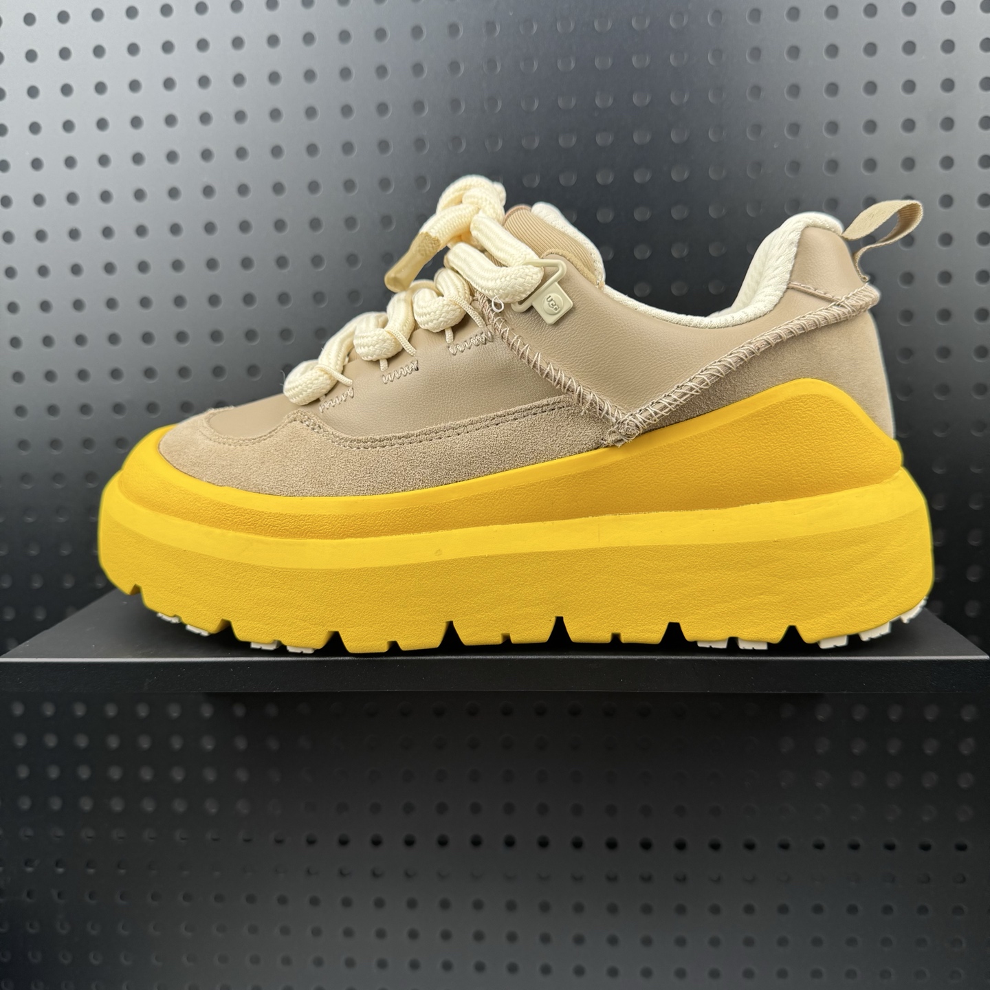 UGG HERITAGE 时尚潮流 防滑 低帮 休闲鞋 高弹Modern中底 外置防滑大底 采用TPU模压定型翻毛皮鞋面材质 植入式里衬 包头式EVA轻翼科技 具有外底防滑耐磨性和良好的弹性 货号:1170910 (08)