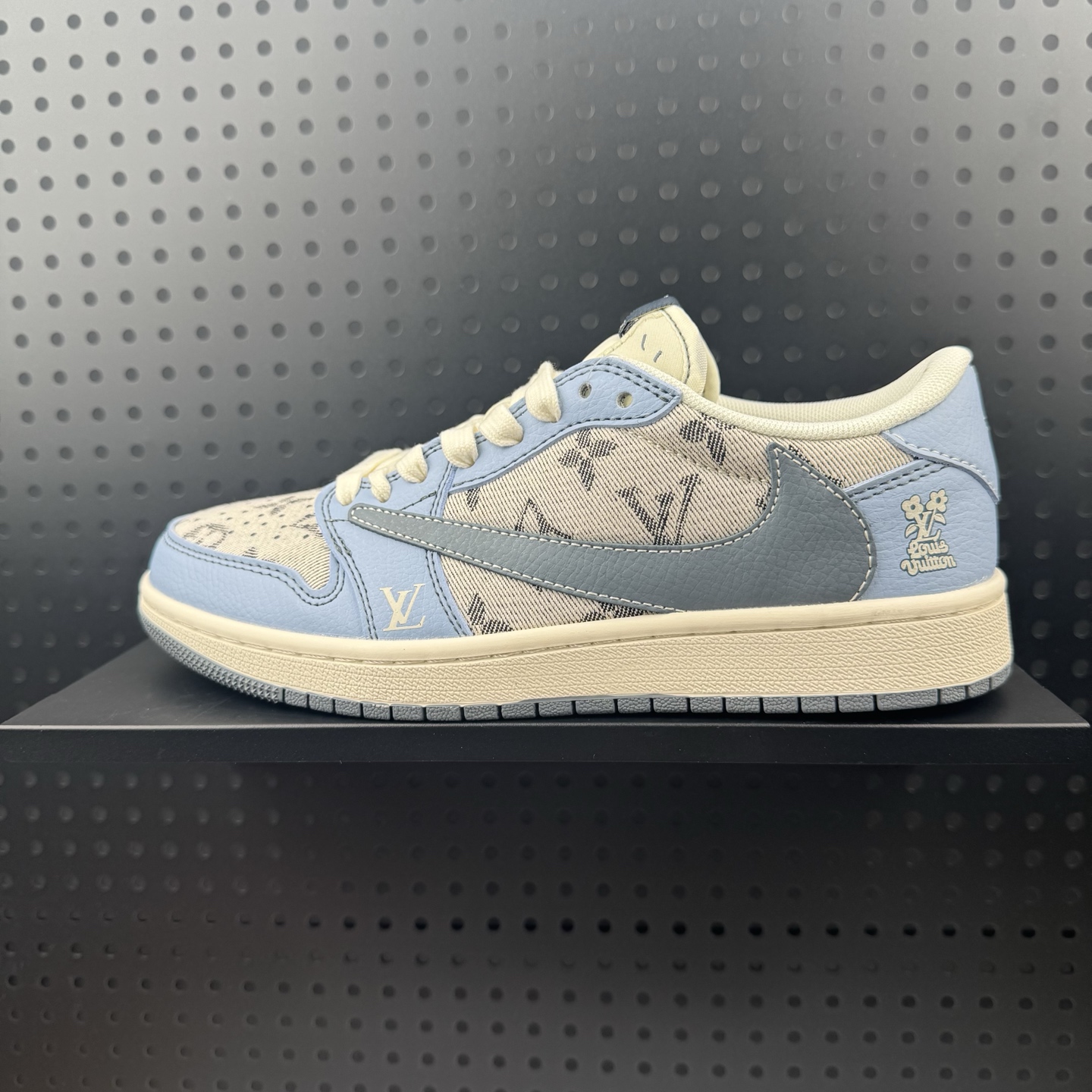 Nike Air Jordan 1 x Travis Scott AJ1倒勾 乔一倒钩 ‘DIY’定制 耐克 低帮文化篮球鞋 完美品质出货 细节如图所示 鞋面切割工整 冲孔整齐干净 中底拉帮线 整体清洁度非常好 货号:XS7089-606 (32)