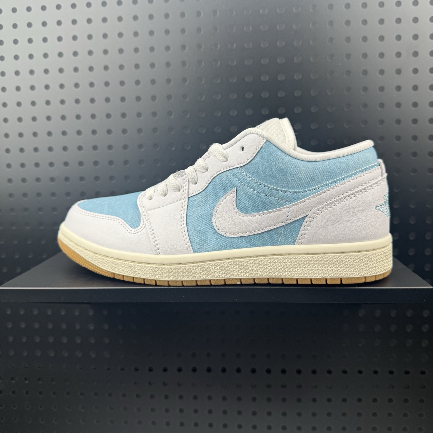 💰160
✅乔丹Air Jordan 1 Low 牛仔丹宁蓝白AJ1 乔1低帮文化休闲板鞋 
尺码：HQ2004 400
码数：35.5 36 36.5 37.5 38 38.5 39 40 40.5 41 42 42.5 43 44 44.5 45 46 47 47.5（07）