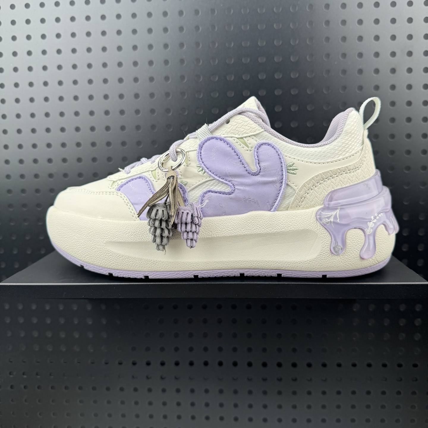 💰150 ✅FILA斐乐 CACTI LAVENDER 仙人掌薰衣草主题 时尚个性潮流复古休闲百搭舒适 轻便透气增高 低帮 板鞋 女款 白紫色 货号:F12W531210FMO 尺码:35.5-40(24)