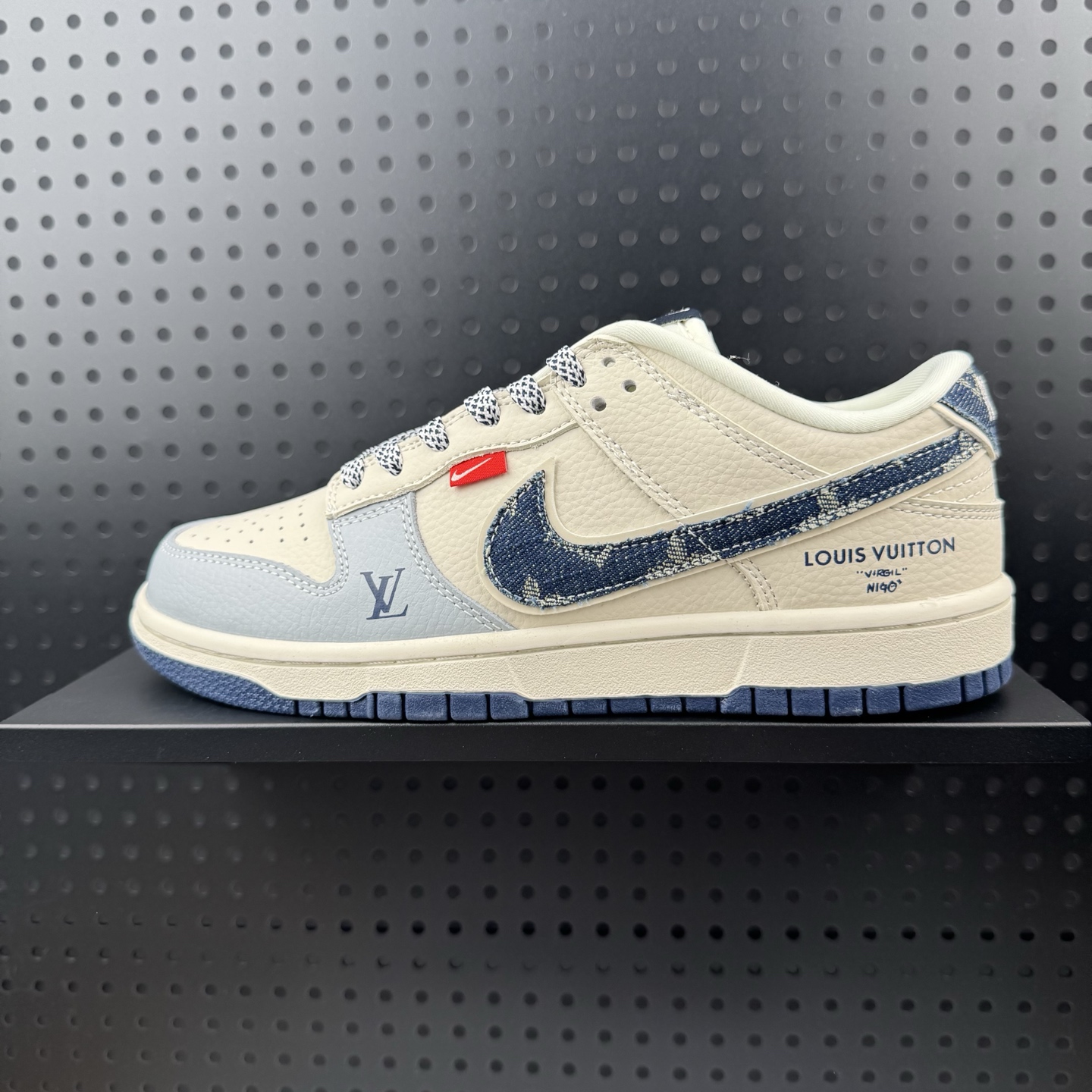 💰240
✅ Nike SB Dunk Low LV联名 米灰蓝牛仔 周年高端定制 低帮休闲板鞋
#定制鞋盒 大厂纯原品质出货 超高清洁度 皮料切割干净无任何毛边 细节完美 
货号：DN3168-001
尺码：36 36.5 37.5 38 38.5 39 40 40.5 41 42 42.5 43 44 44.5 45（32）