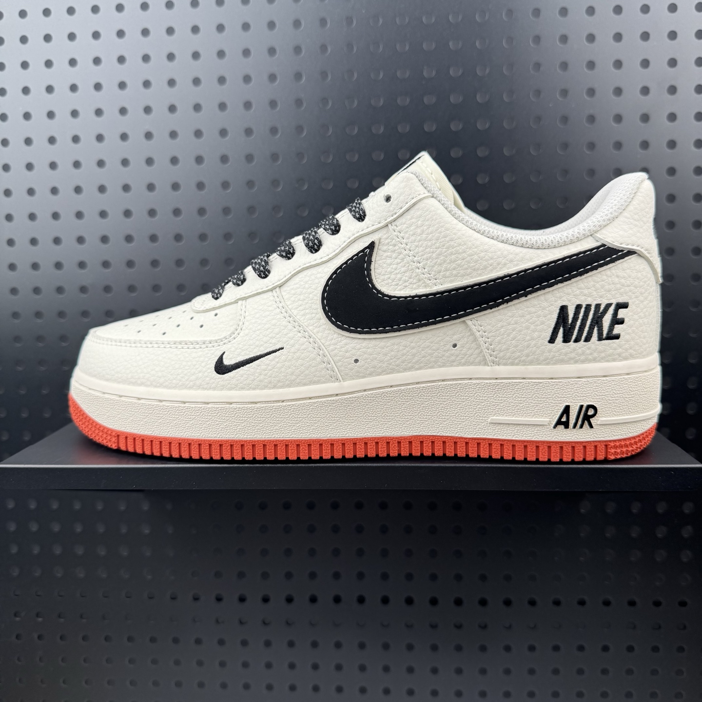 💰140
✅ NIke Air Force 1 ‘07 Low “NIKE联名——米黑生胶”空军一号 低帮 运动鞋 休闲鞋 折边针车 工艺难度大 原楦头原纸板 原装鞋盒 定制五金配件 内置全掌气垫 原厂鞋底 
货号：CS5288-021
Size：36 36.5 37.5 38 38.5 39 40 40.5 41 42 42.5 43 44 44.5 45（32）