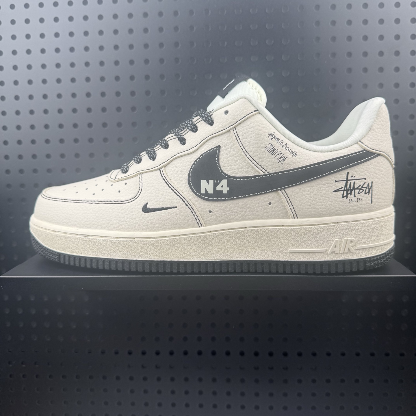 💰220
✅NIke Air Force 1 '07 Low “斯图西联名--经典白黑” 空军一号低帮 运动鞋 休闲鞋 折边针车  工艺难度大 原楦头原纸板  高端定制鞋盒 原厂鞋底 超高清洁度 细节完美
货号：DD1982-329
Size：36 36.5 37.5 38 38.5 39 40 40.5 41 42 42.5 43 44 44.5 45（32）